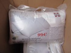 Pack of 4 Herzberg hypoallergenic pillows. New