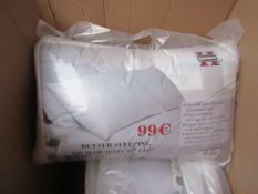 Pack of 4 Herzberg hypoallergenic pillows. New