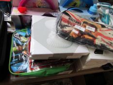 6x various items including: pets bowl, cases, lunchboxes and canvases, all unchecked