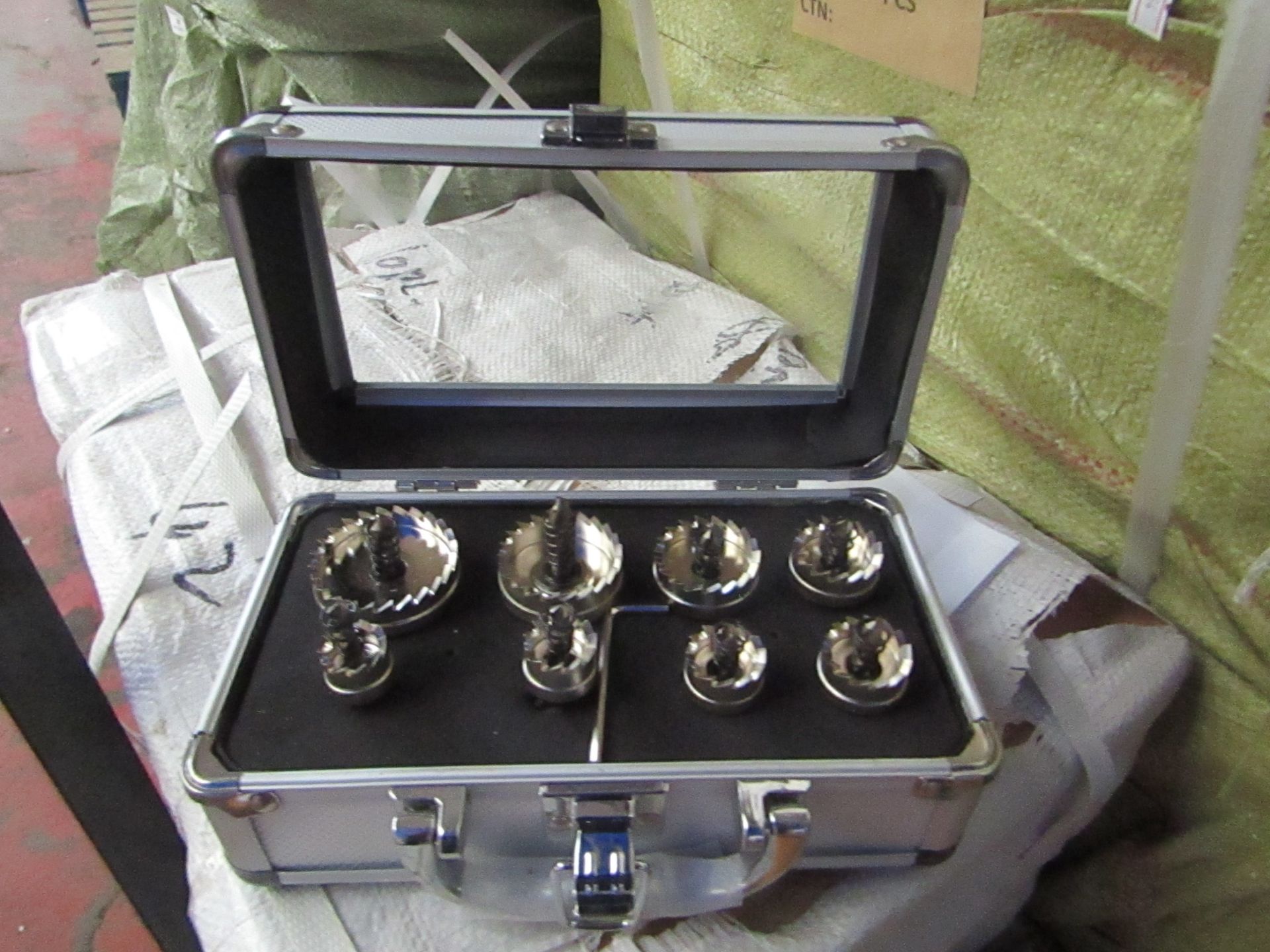 8 piece hole saw set in metal carry case, new