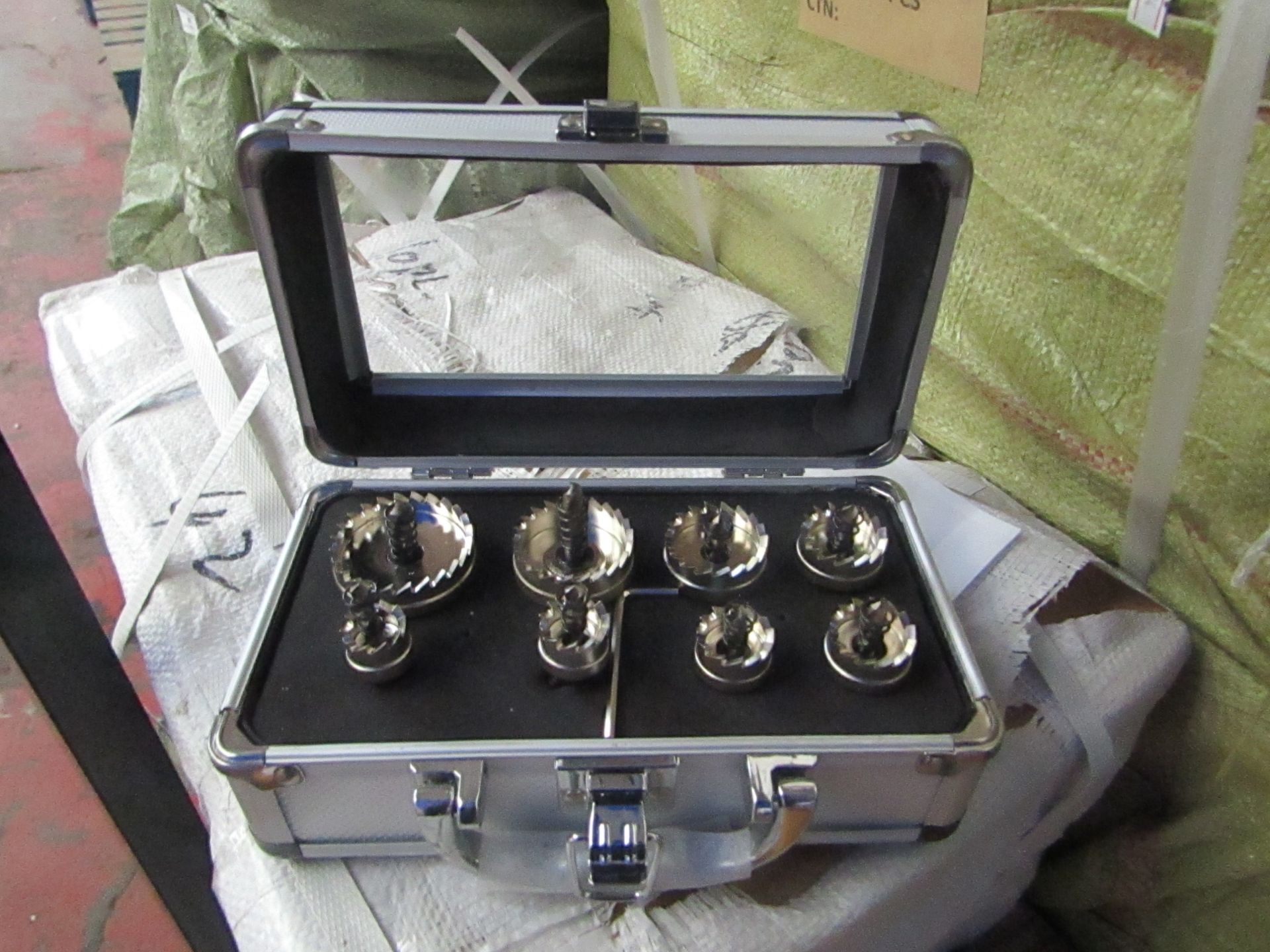 8 piece hole saw set in metal carry case, new