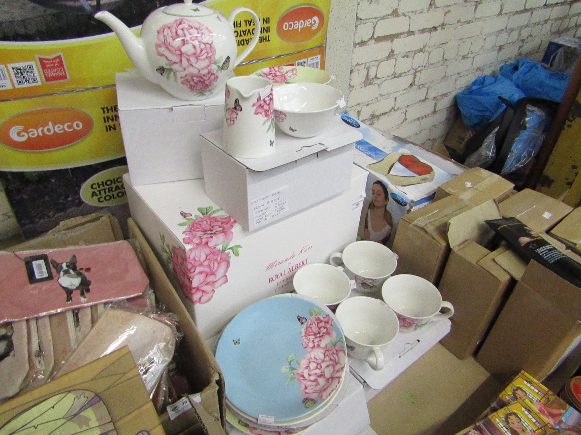 Miranda Kerr Royal Albert Every Day Friendship Tea Set inc.. Tea Pot,4 X Cups & saucers,4 X Side