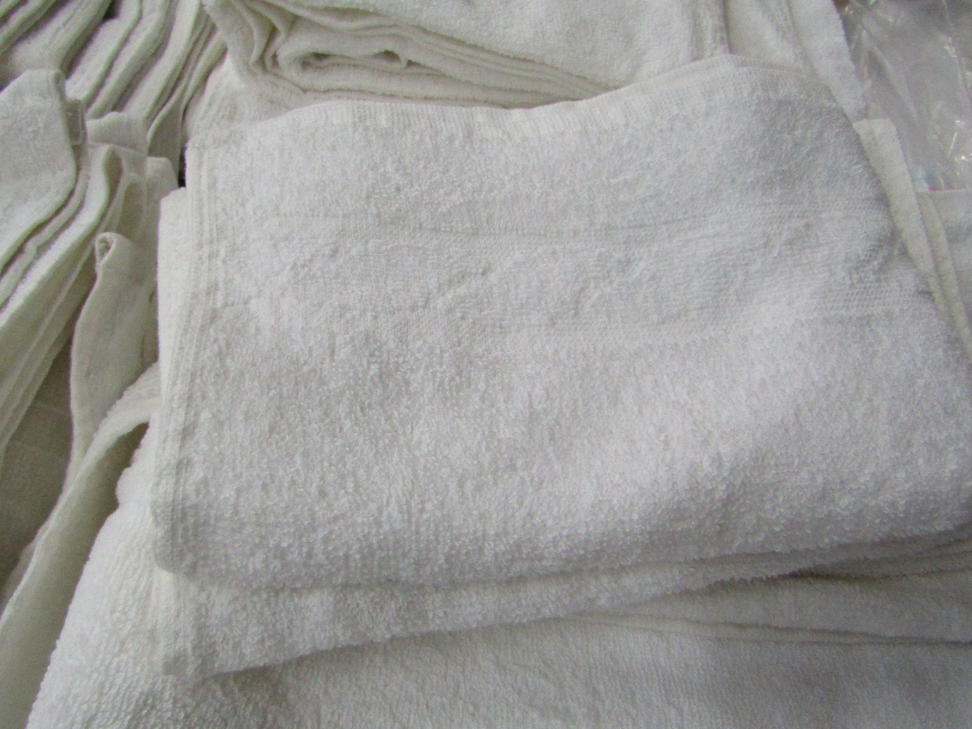 4 X Items being 2 X Hand Towels approx 100 X 60 CM 2 Large Guest Towels approx 40 X 60 CM all