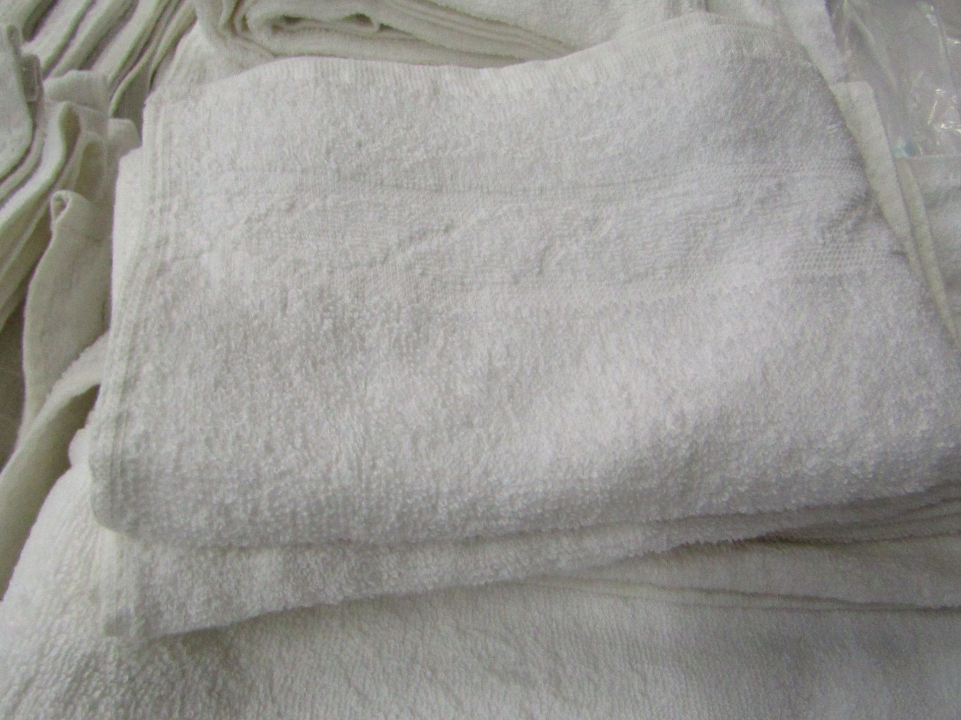 4 X Items being 2 X Hand Towels approx 100 X 60 CM 2 Large Guest Towels approx 40 X 60 CM all