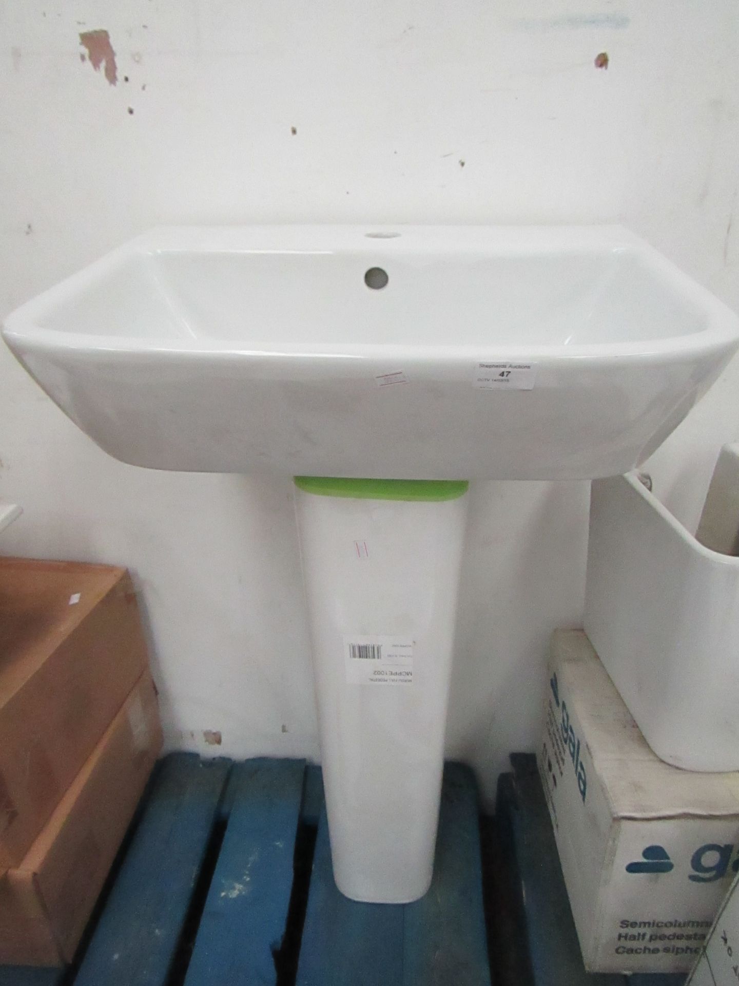 Unbranded Roca 550mm sink with ful pedestal, the pedestal came separate but it appears to match