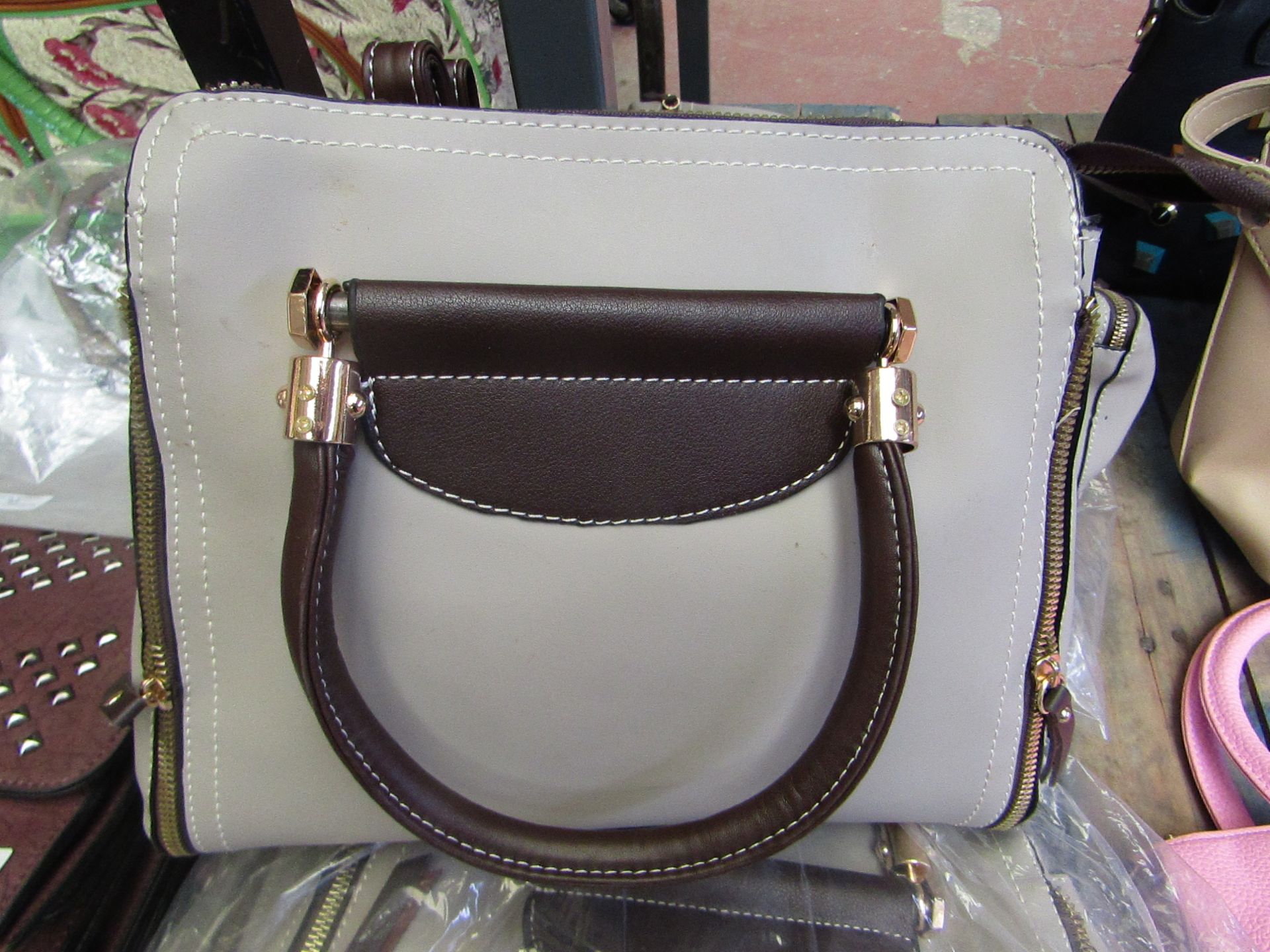 1 x Ladies Fashion Handbag (see pictures for design)