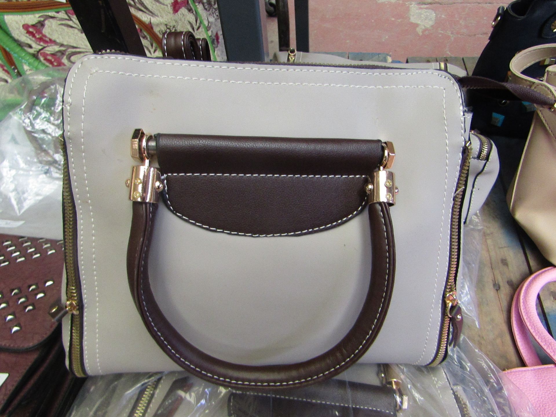 1 x Ladies Fashion Handbag (see pictures for design)