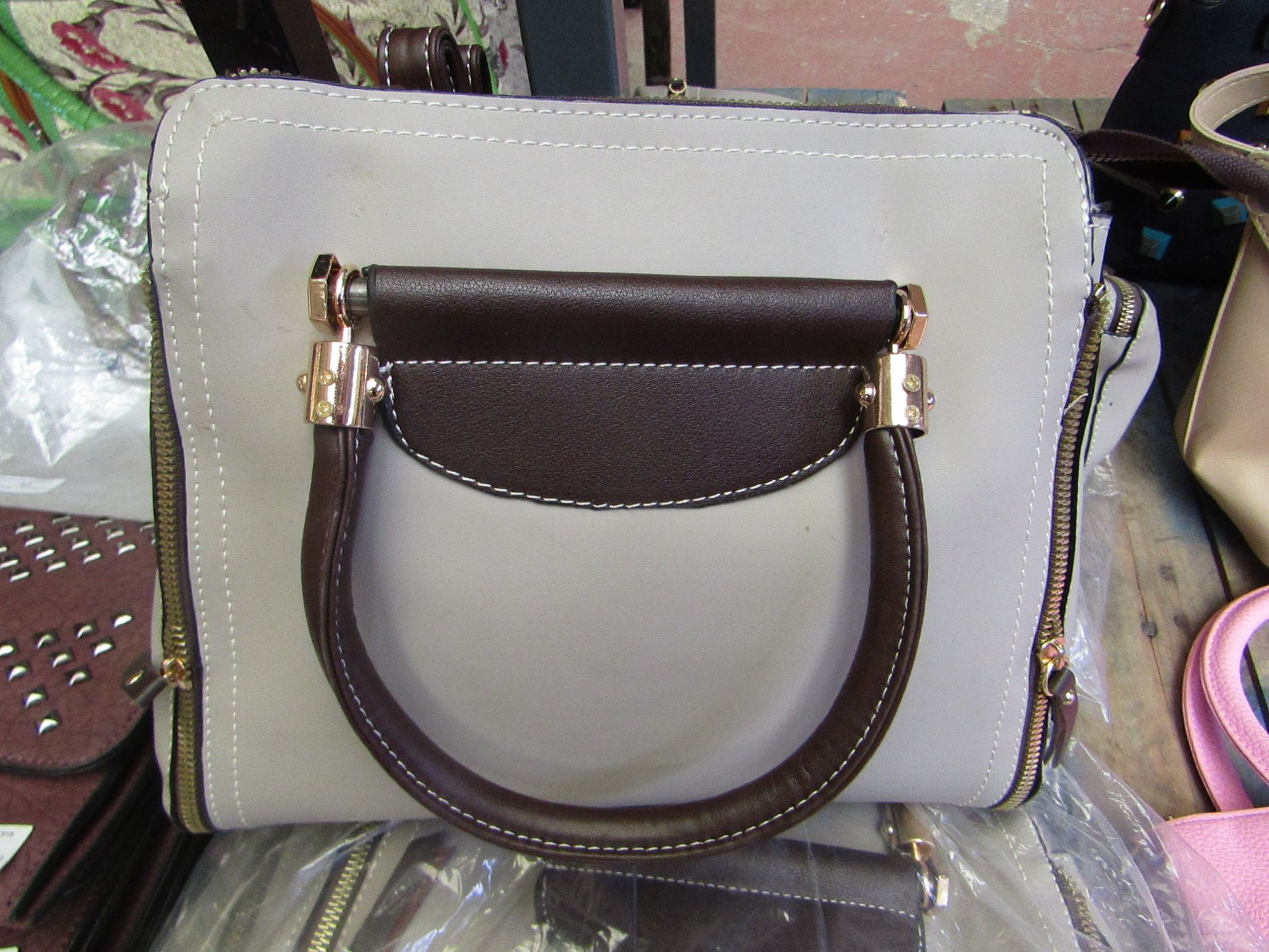 1 x Ladies Fashion Handbag (see pictures for design)