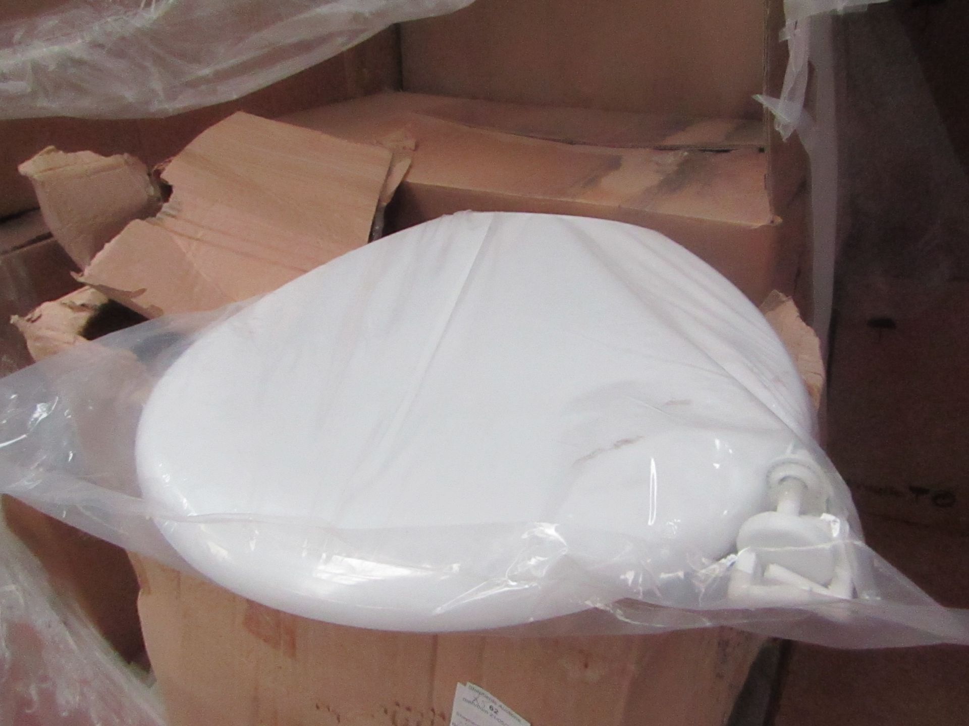 5x Unbranded Toilet seats, unused and individually bagged with hinges, more may be available to