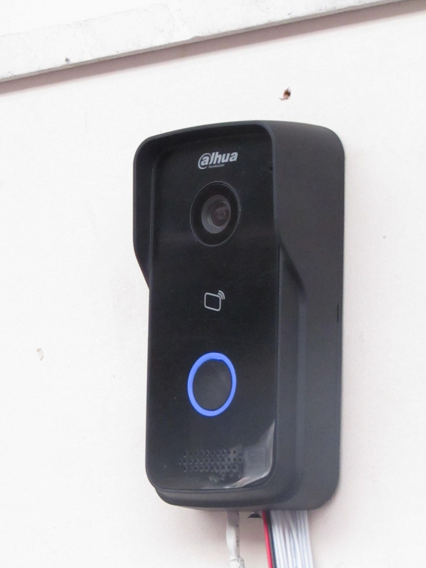 Dahua smart 1MP WiFi outdoor station doorbell Features: Can be set up wireless Audio enable to speak