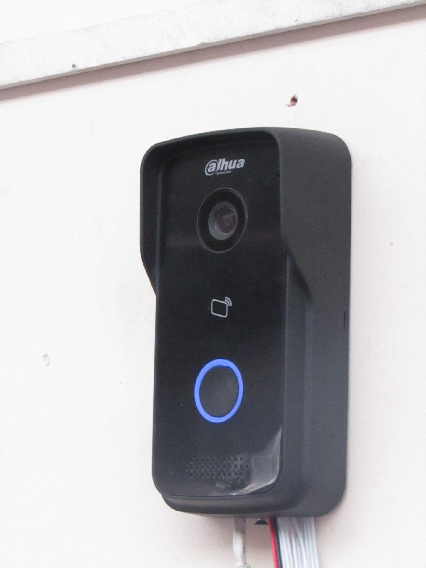 Dahua smart 1MP WiFi outdoor station doorbell Features: Can be set up wireless Audio enable to speak