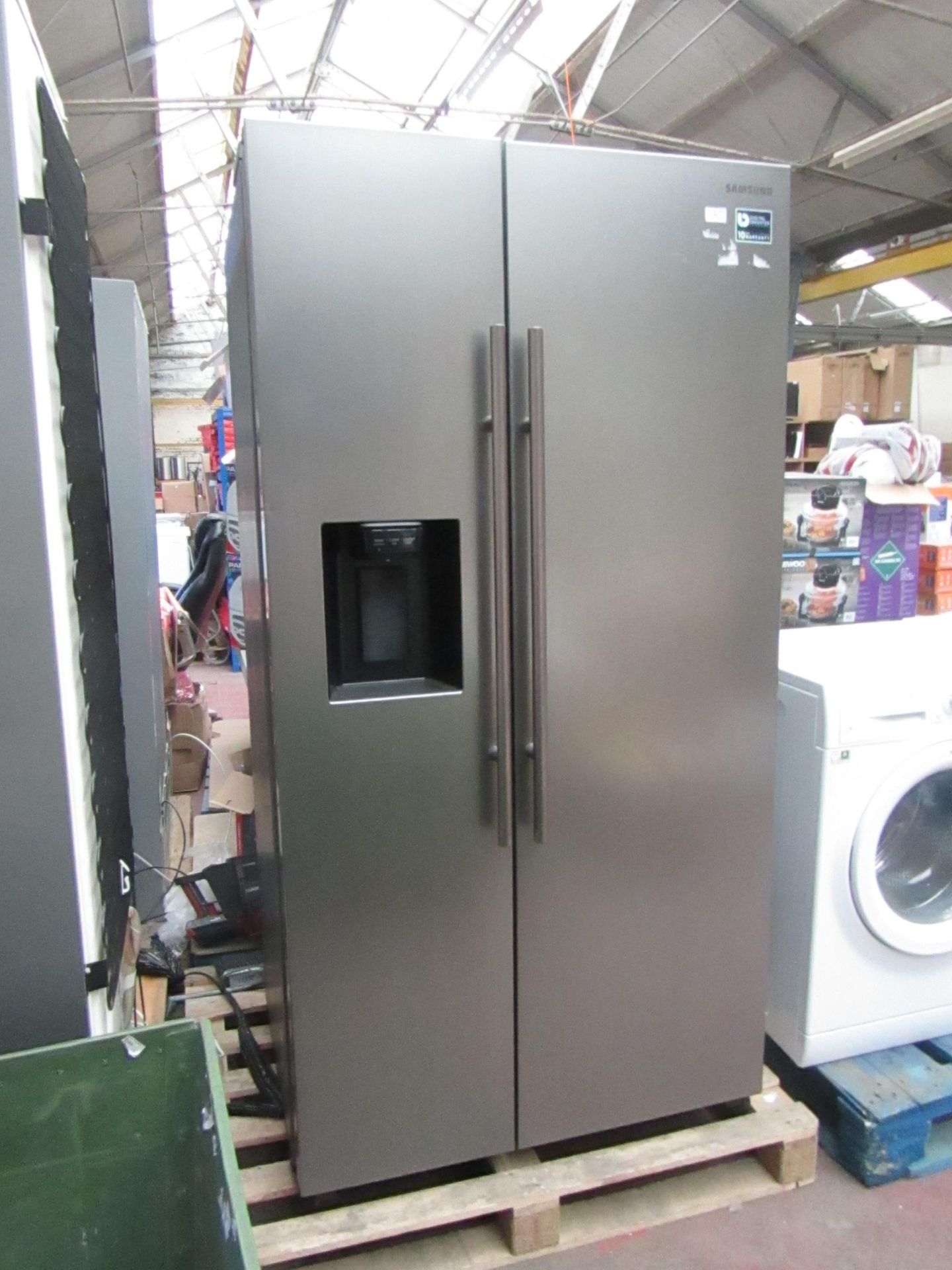 Samsung amerian style fridge freezer,RRP £1200,powers on and works,slight scratch on door