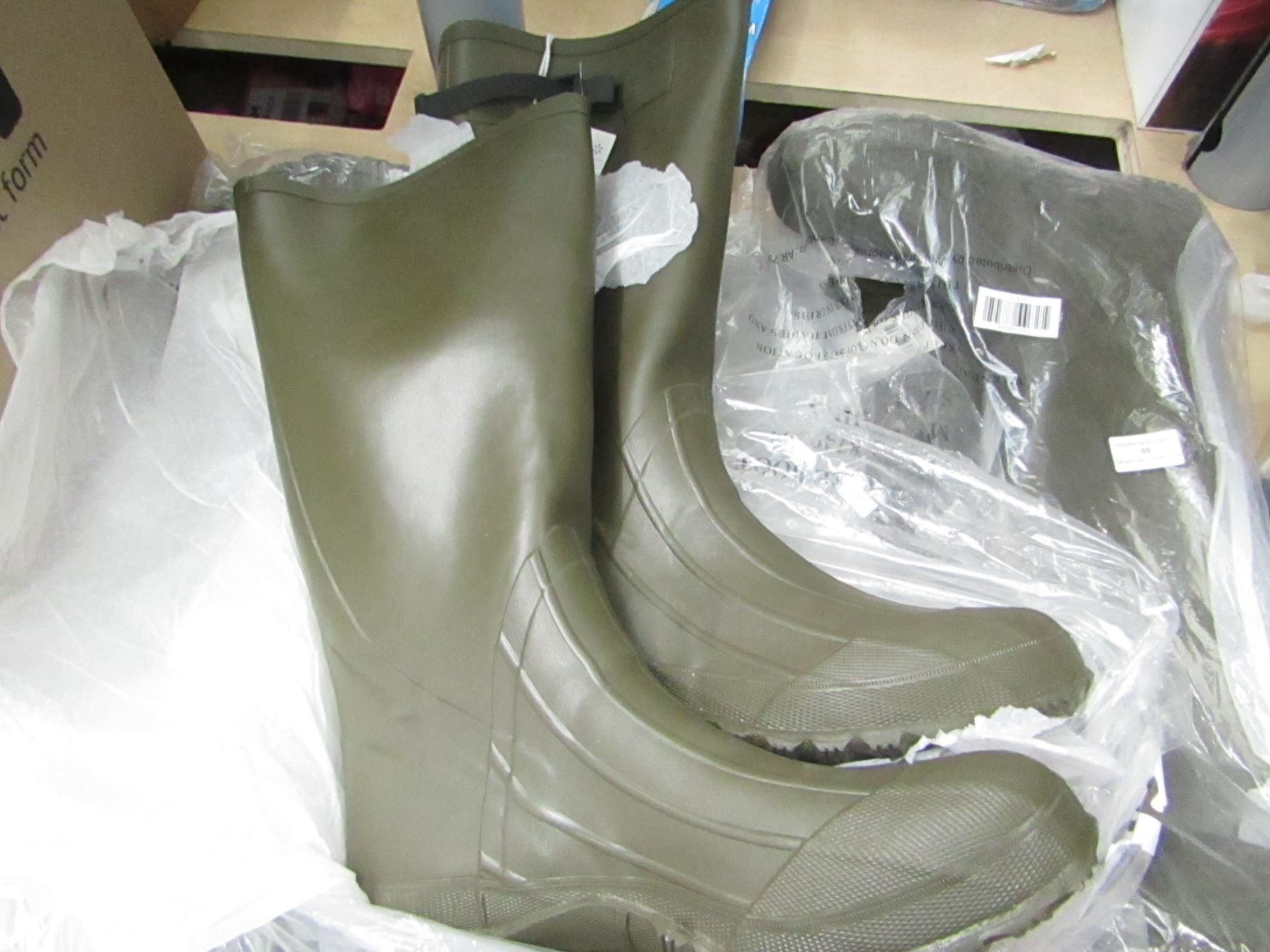 Pair of Walmart Mens Wellies size 11 new with tag