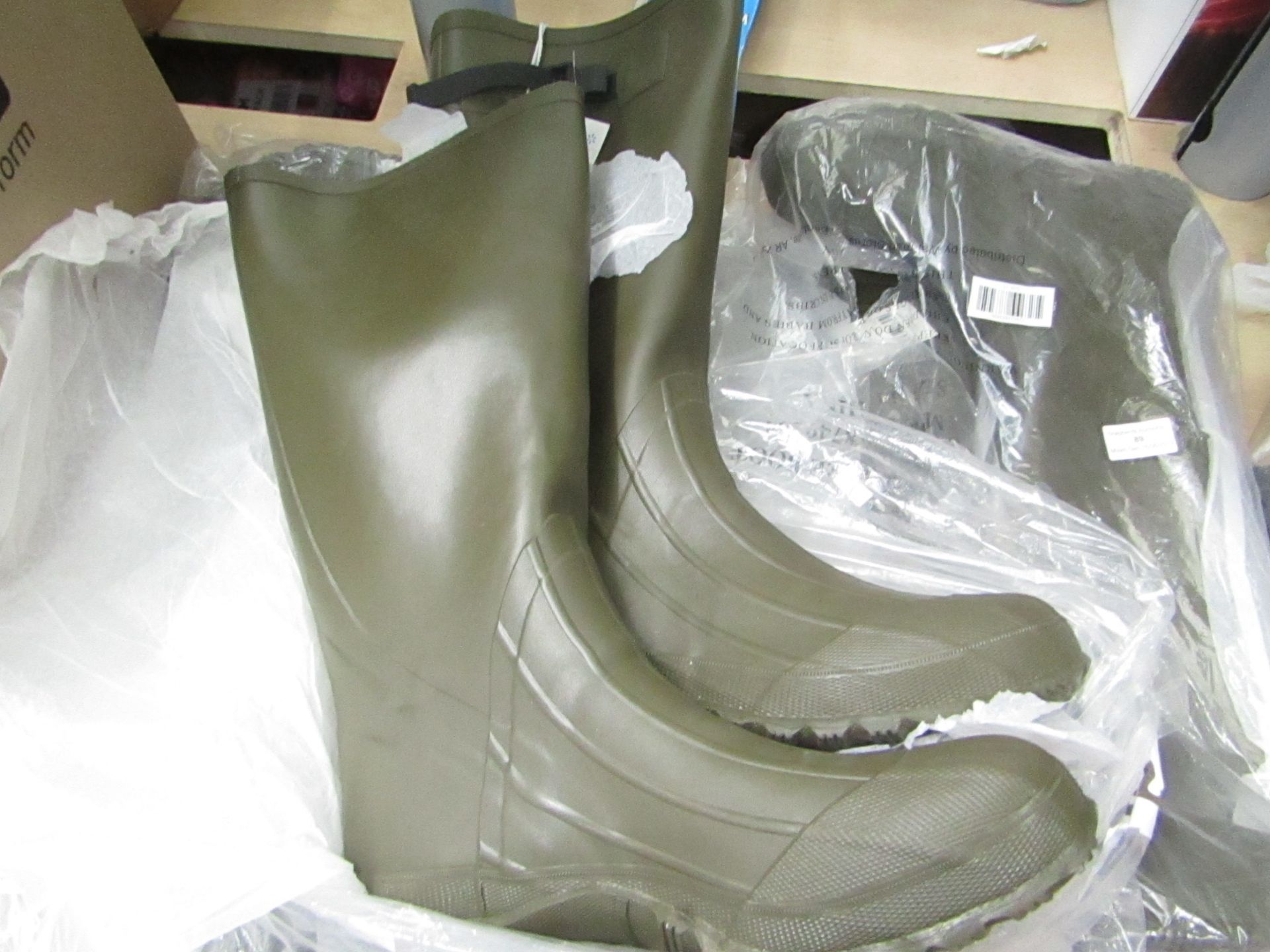 Pair of Walmart Mens Wellies size 11 new with tag