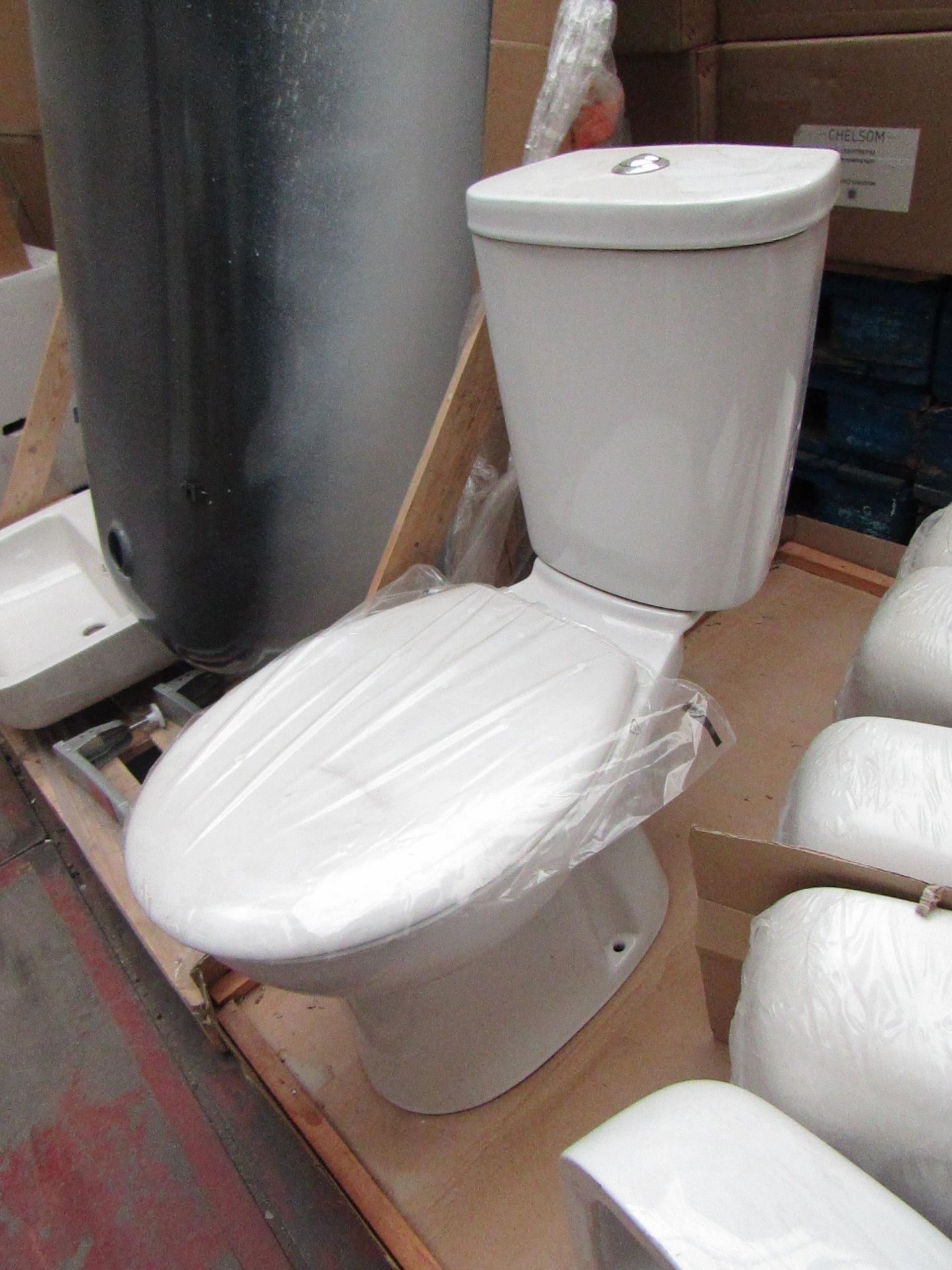 Unbranded Roca Close Coupled toilet comes complete with Cistern, Flush system, toilet pan and