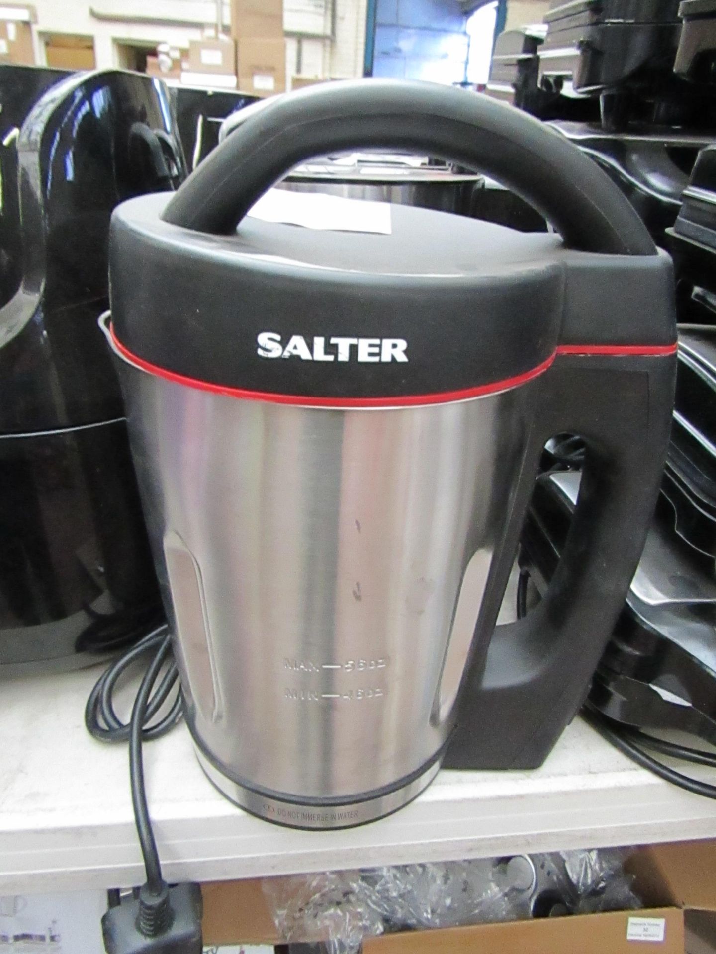 Salter hot soup maker, powers on.