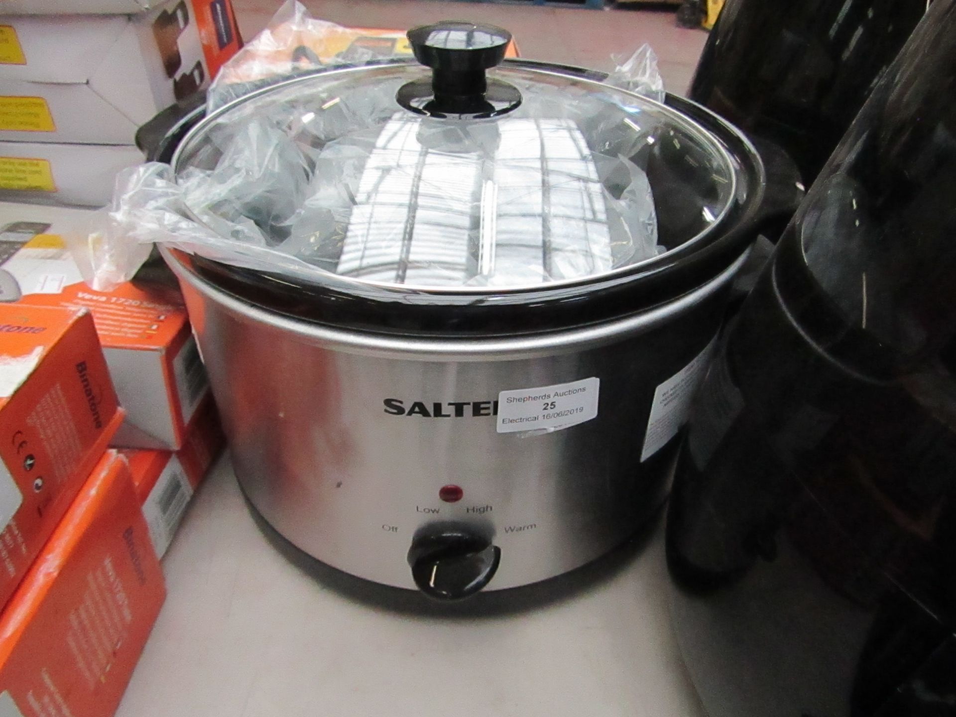 Salter slow cooker with lid, tested working.