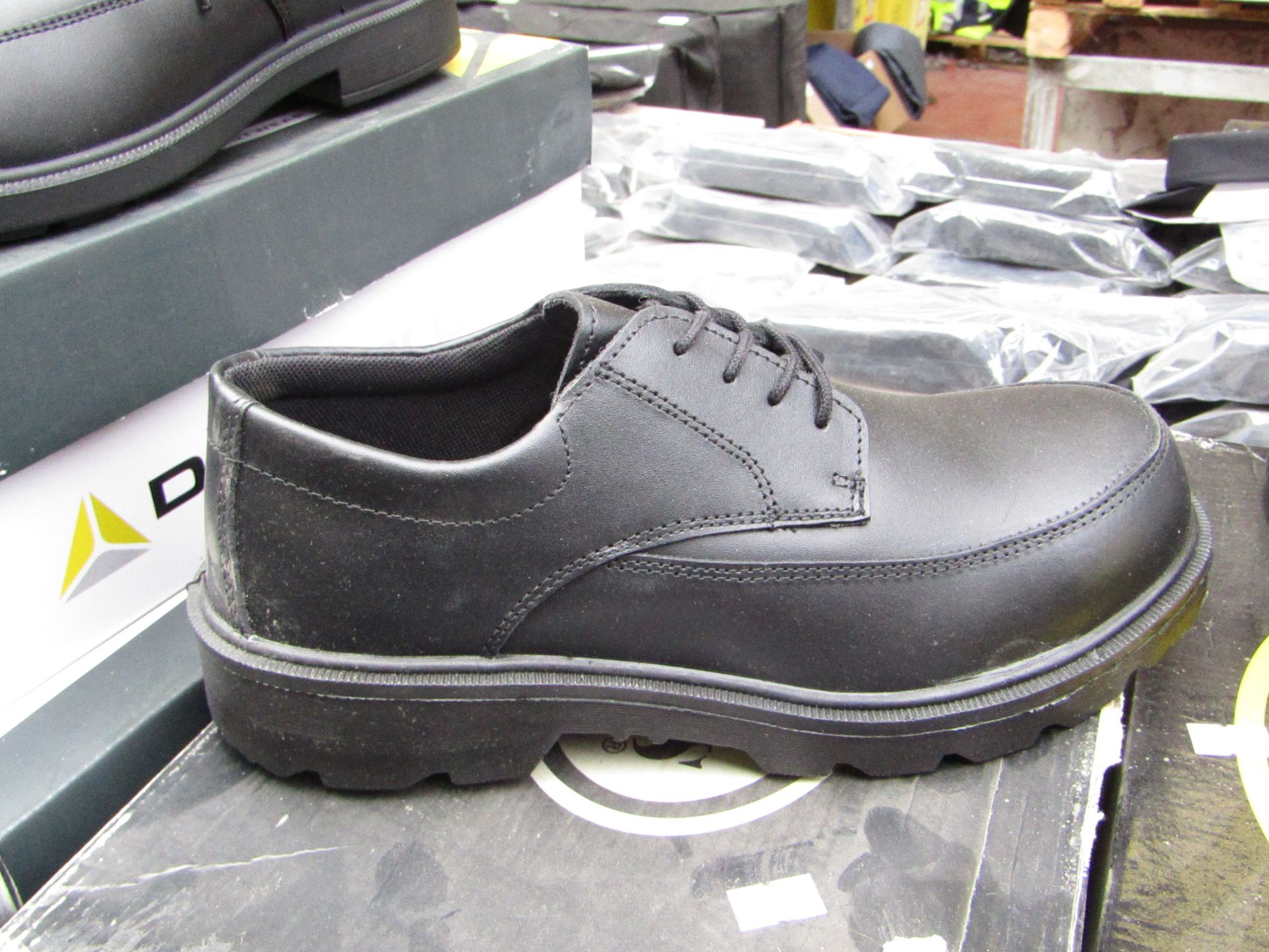 Capps laced steel toe cap oxford shoe, size 7, new and boxed.