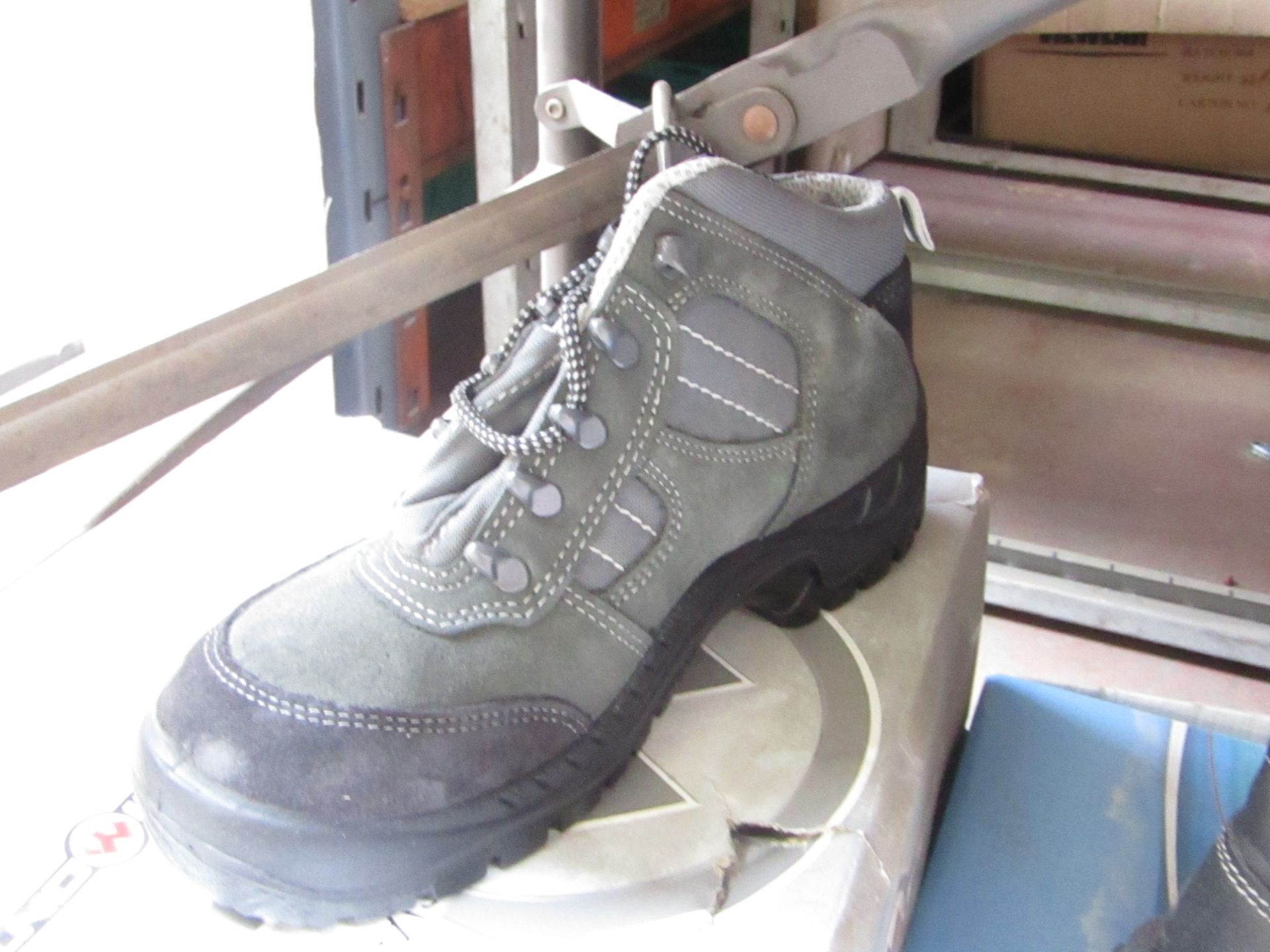 Aimont Safety Specialist Raul steel toe cap boots, size 8 new and boxed.