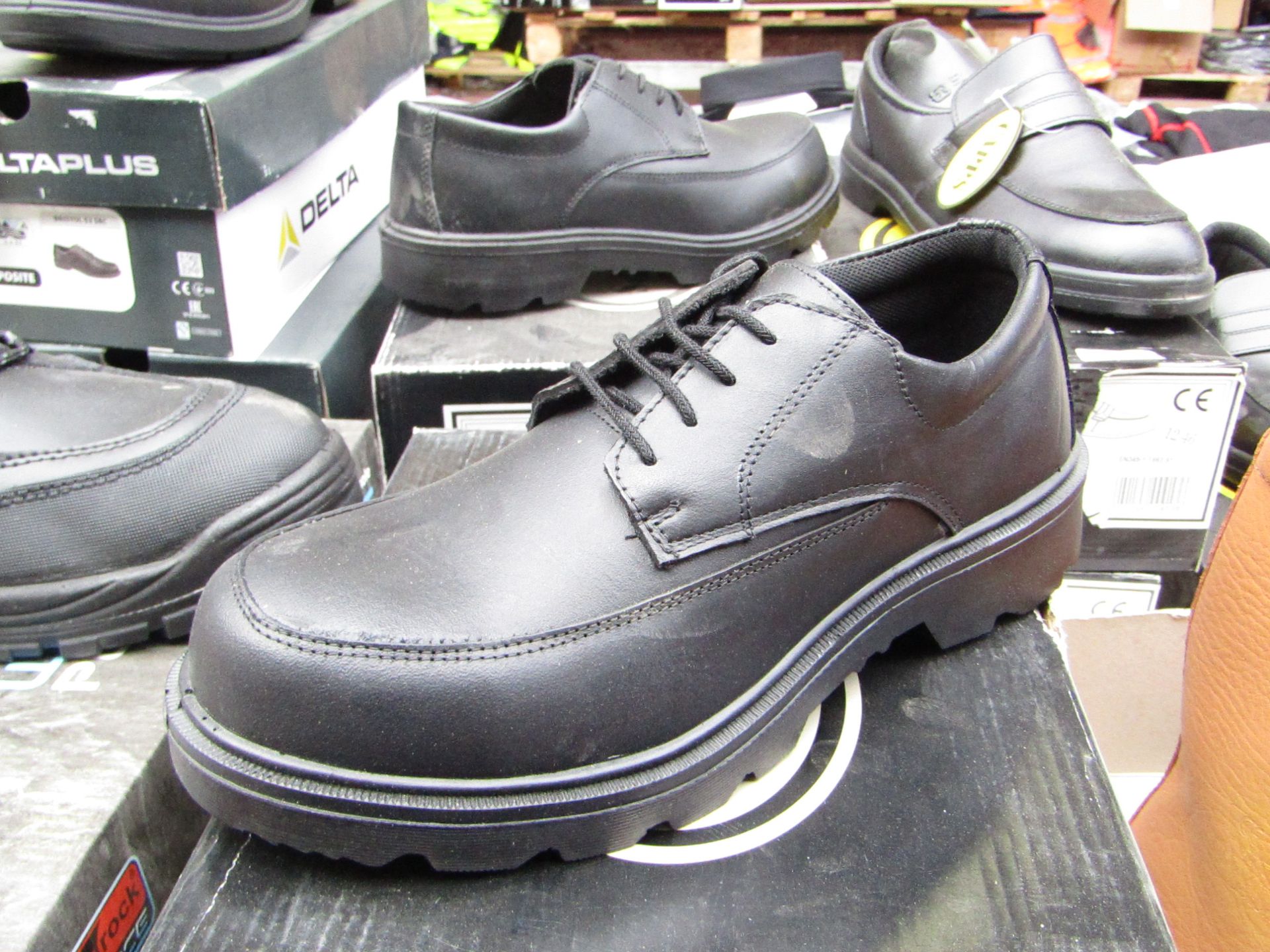Capps laced steel toe cap oxford shoe, size 8, new and boxed.