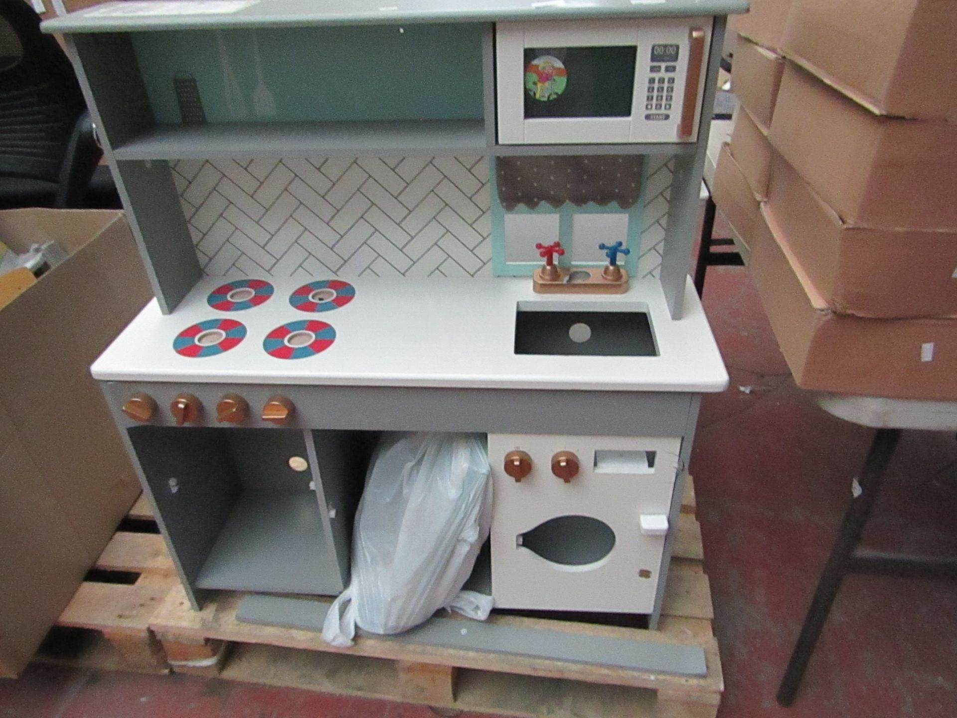 Kids kitchen,comes with a bag full of bits unsure if it’s a full set,easy fix for someone handy