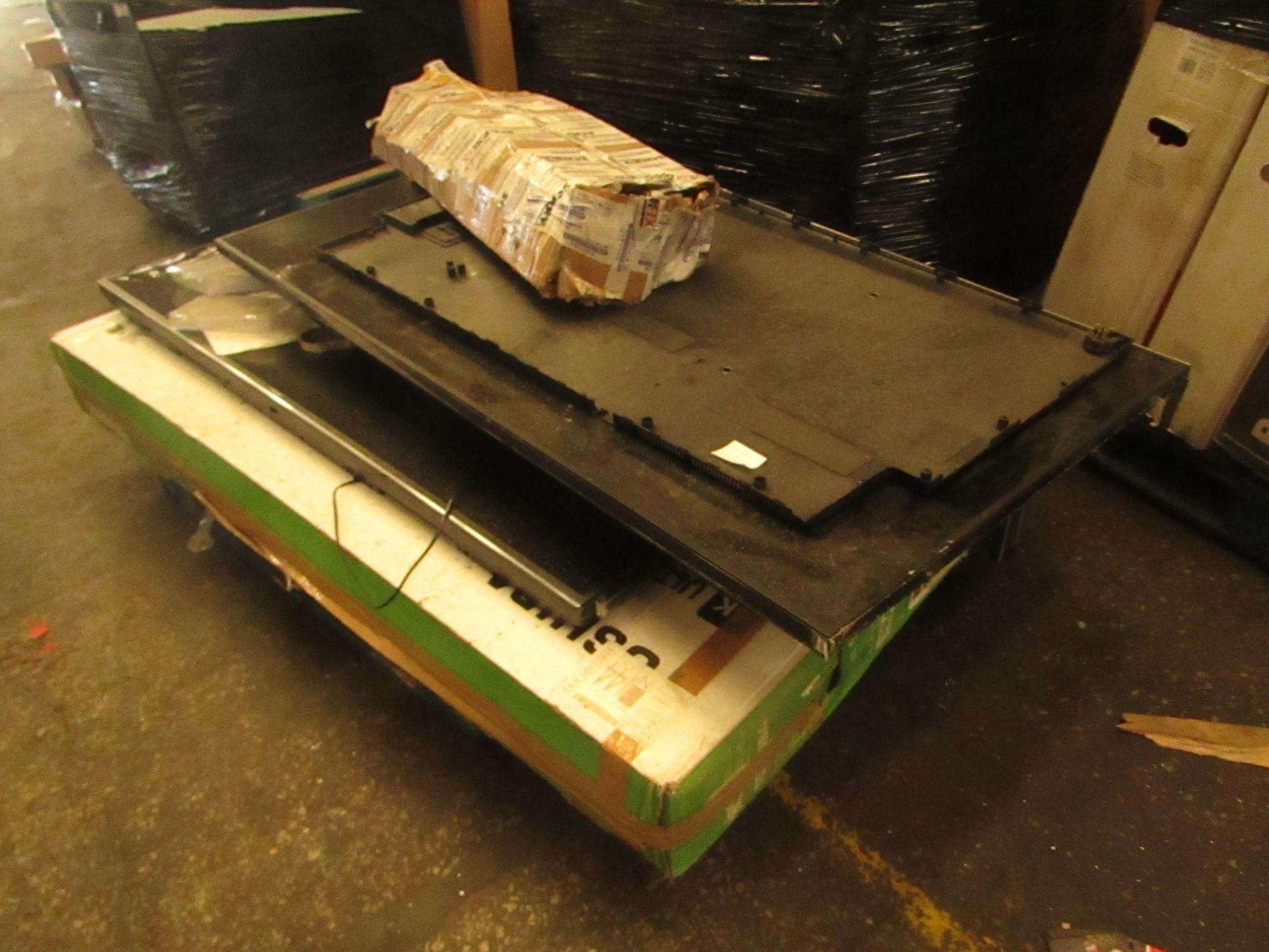 Pallet containing approx 4x various designed smashed screen TV's.