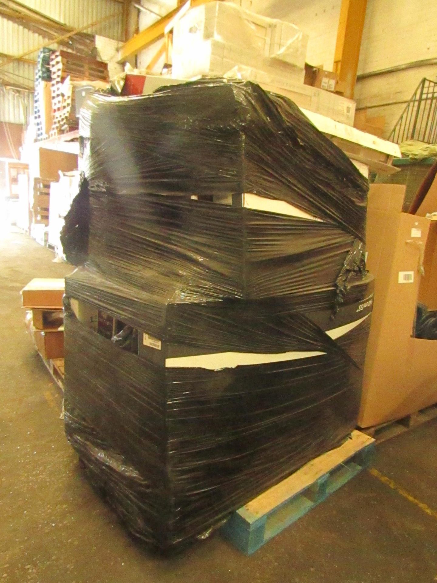 Pallet containing approx 12x various designed smashed screen TV's.