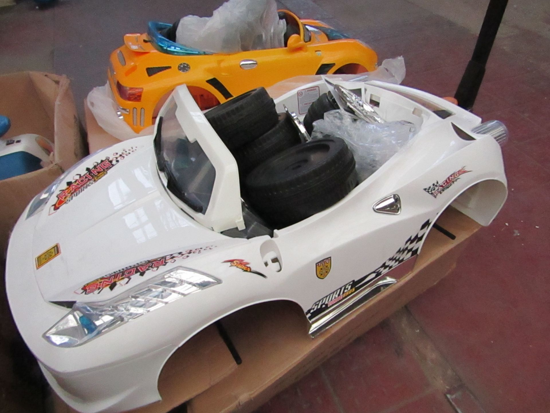 White Ferrari style kids ride on car.Unchecked & Boxed.Please read lot 0