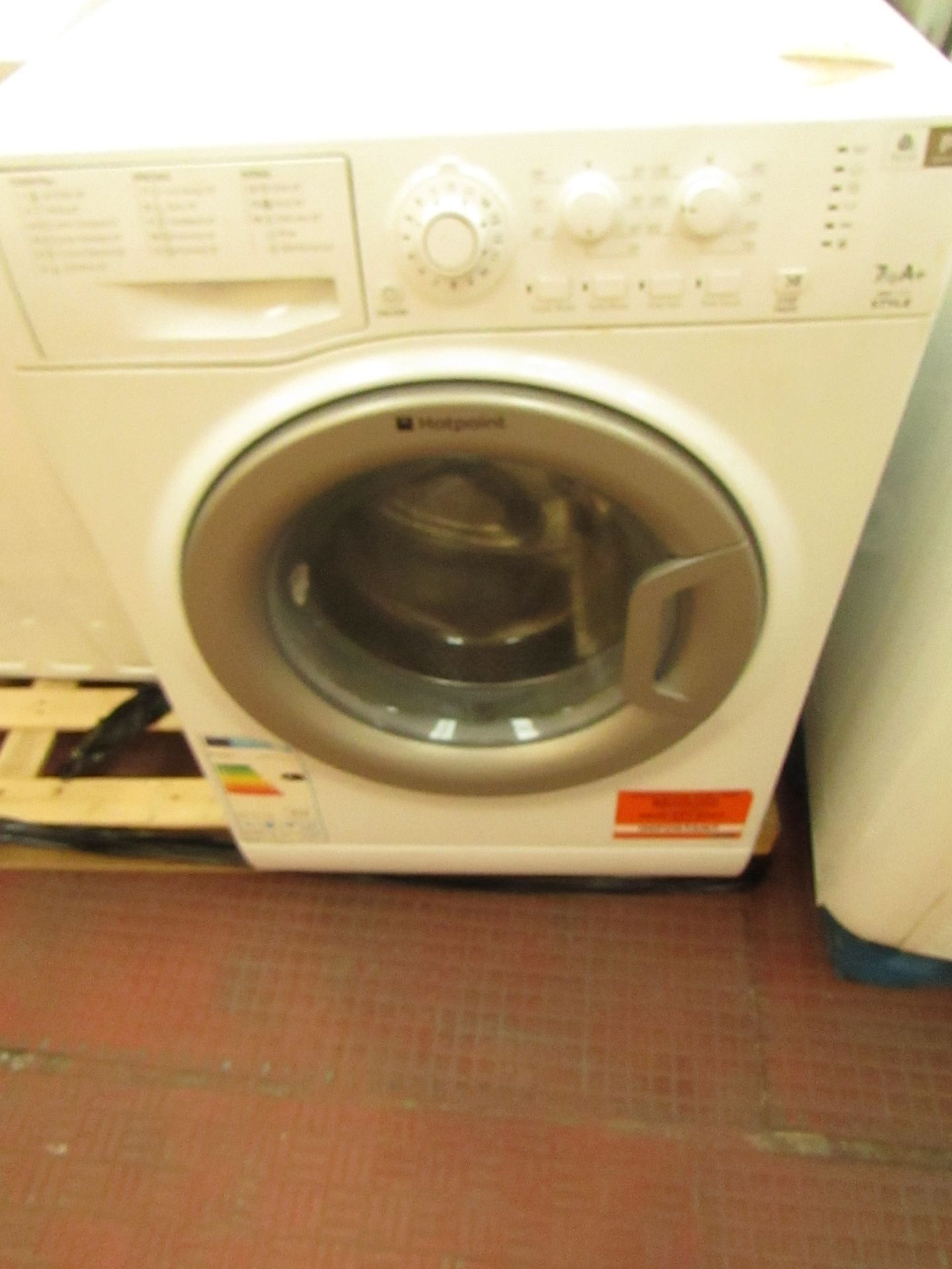 Hotpoint WMYL 7151 washing machine, Powers on and Spins.