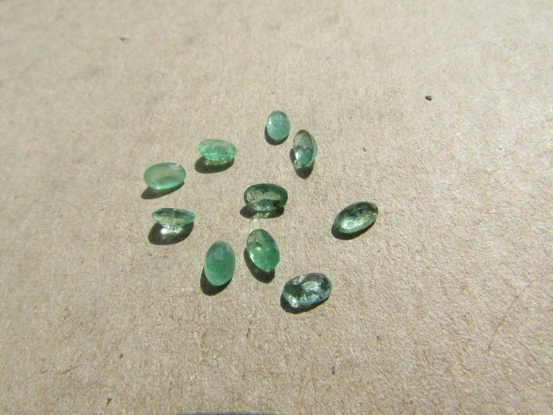 Natural Emerald 10.pieces 1.31 Carat Average retail value Gemstone type: Emerald Weight: 1.31 cts.