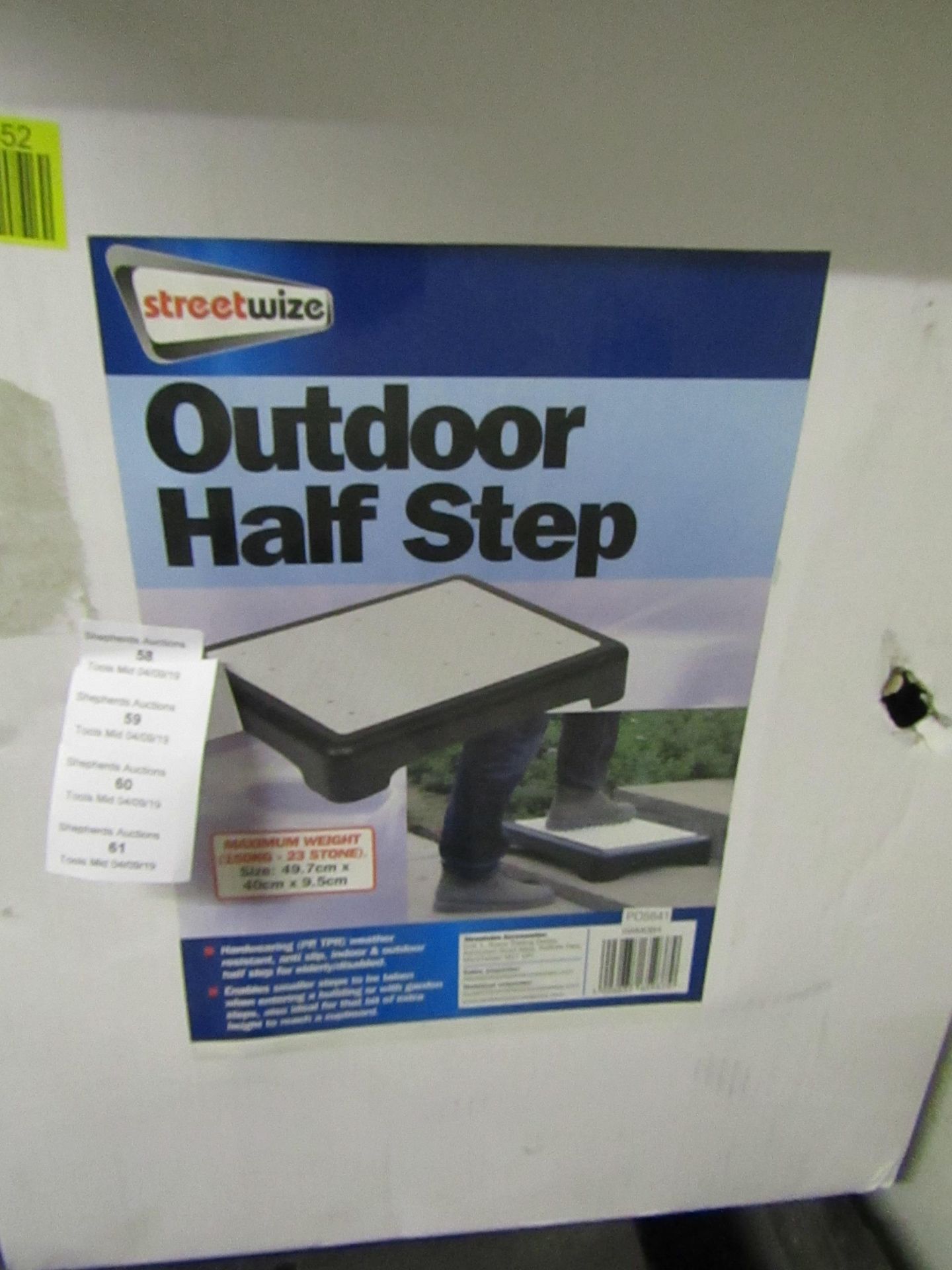 Streetwize outdoor half step, unchecked and boxed.