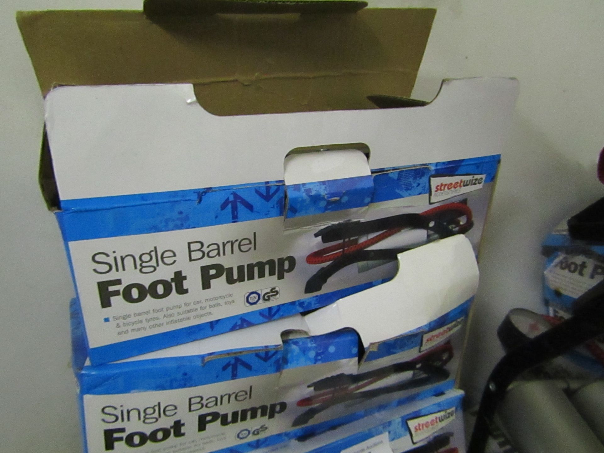 Streetwize single barrel foot pump, unchecked and boxed.