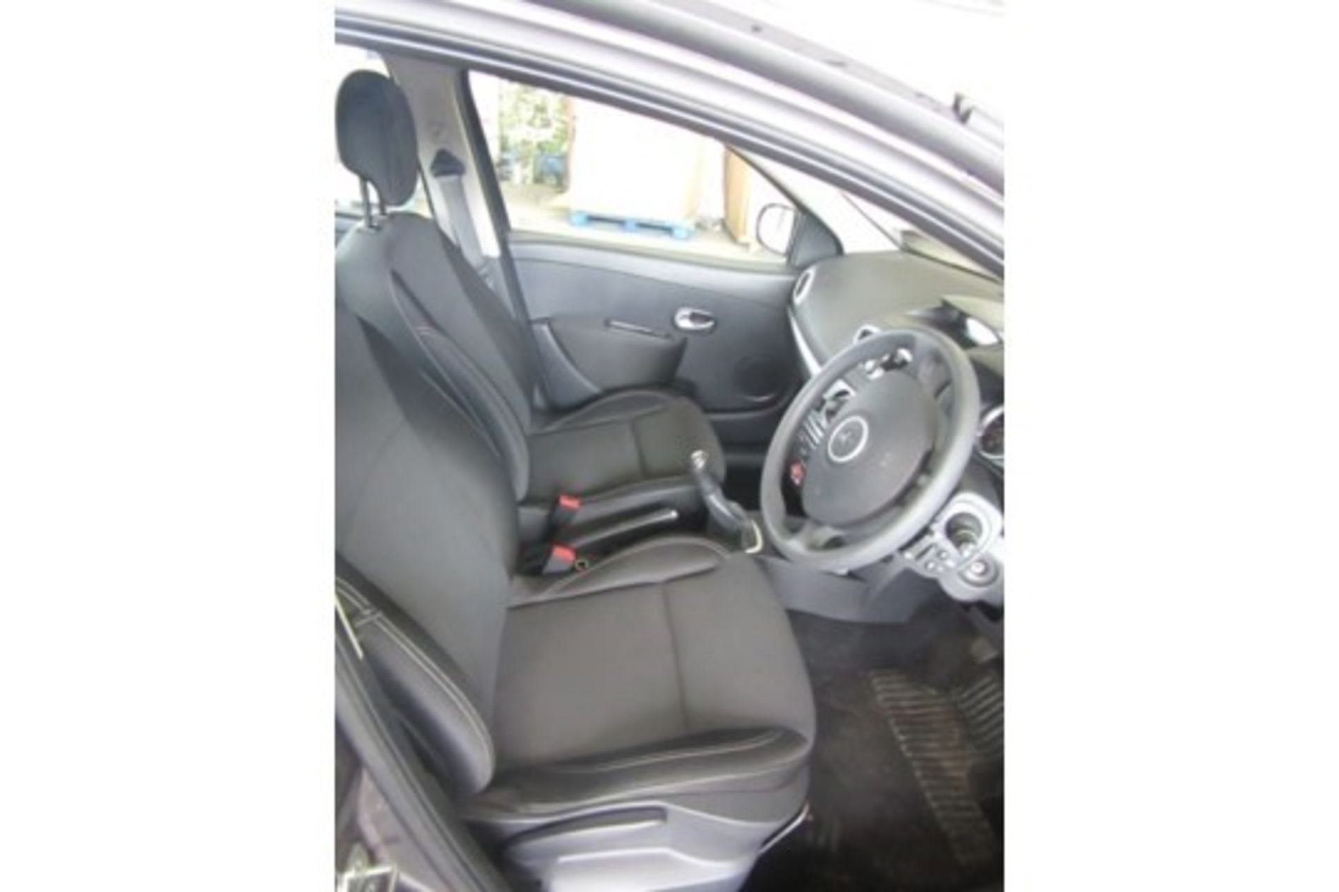 2012 Renault Clio Expression Plus 16V 1.2i, 29,991 miles (unchecked), MOT until 29th May 2020, 2 - Image 7 of 14