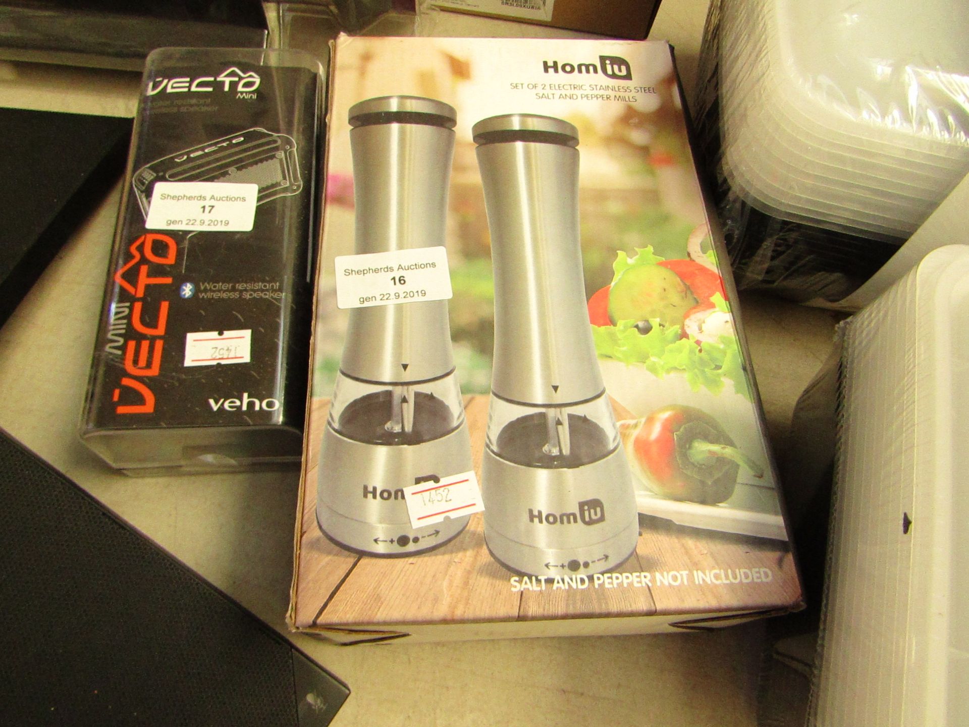 Set of 2 stainless steel salt andpepper mills, unchecked and boxed.