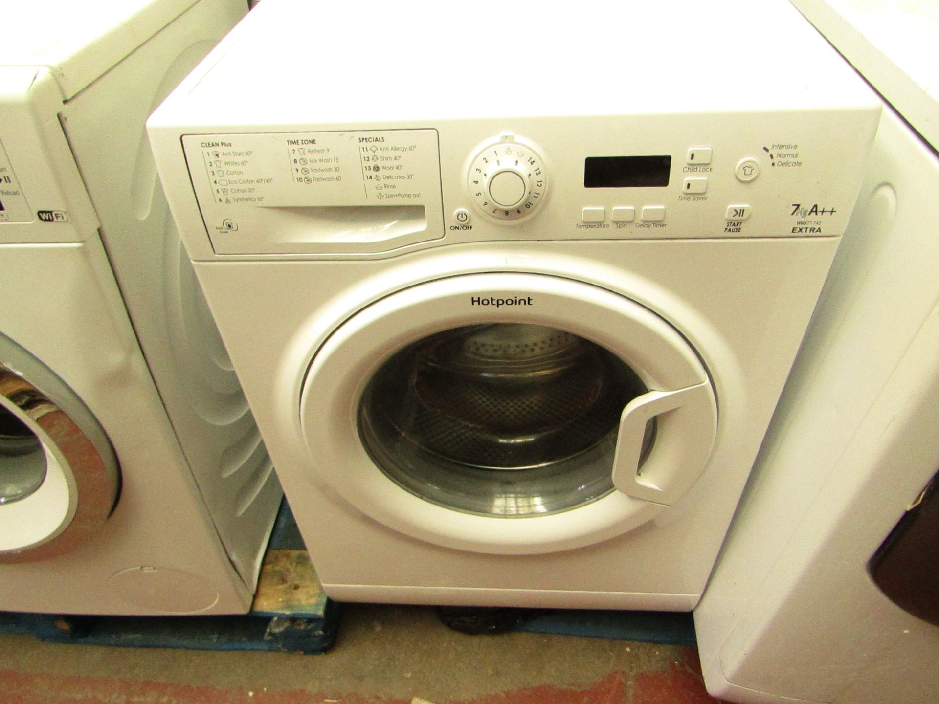 Hotpoint 7kg Washing Machine.No Major Damage But Unable To Test as no plug