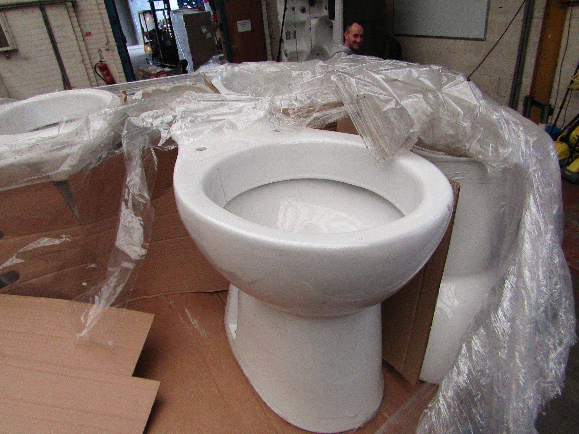 Unbranded Roca Close Coupled Toilet which includes Cistern, Pan, Flush system and toilet seat, all