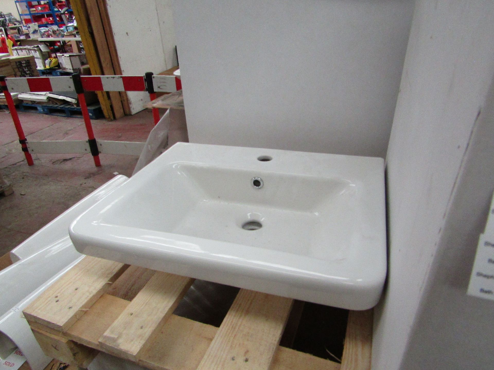 Pallet of approx 16x Verso 550mm sinks with one tap hole, new and boxed