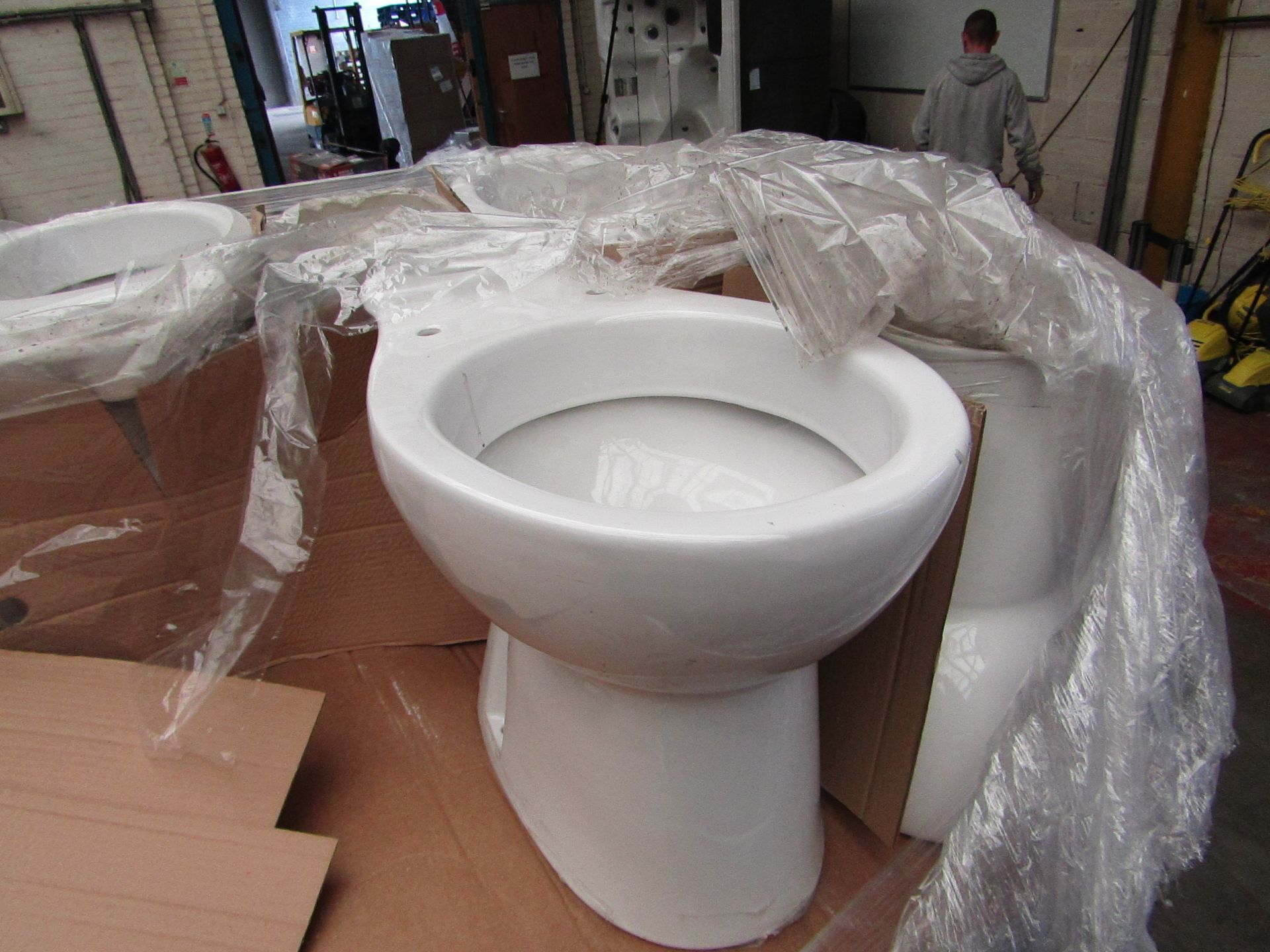 Unbranded Roca Close Coupled Toilet which includes Cistern, Pan, Flush system and toilet seat, all
