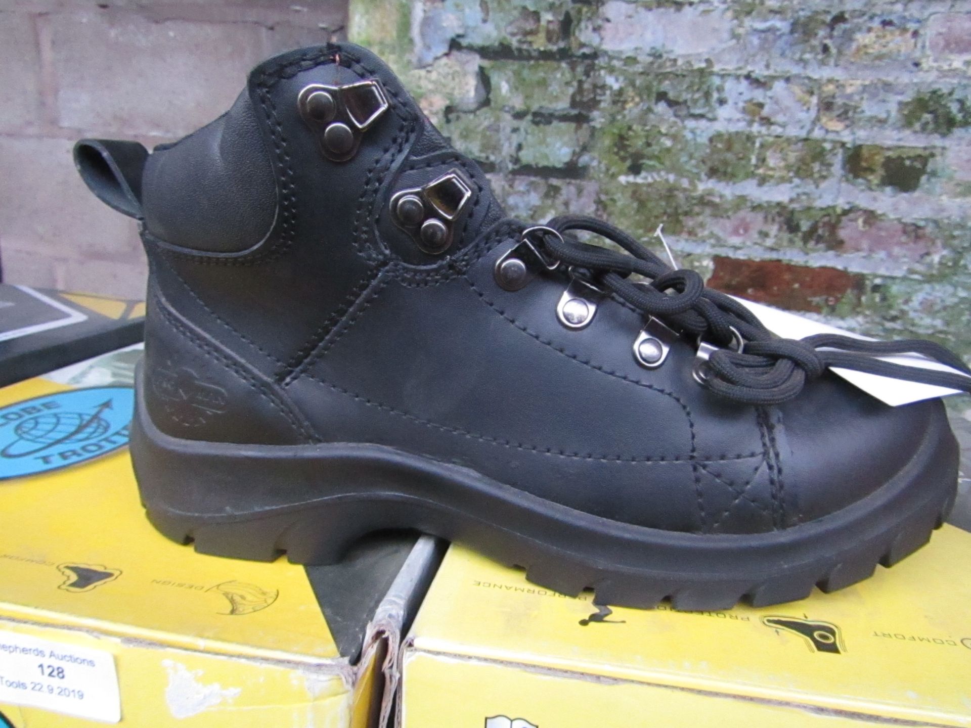 Proman Safety Boots Size 8. new and boxed