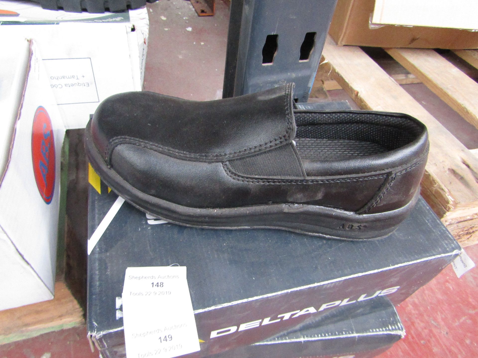 Delta Plus Safety Shoe. Size 4. New and Boxed.