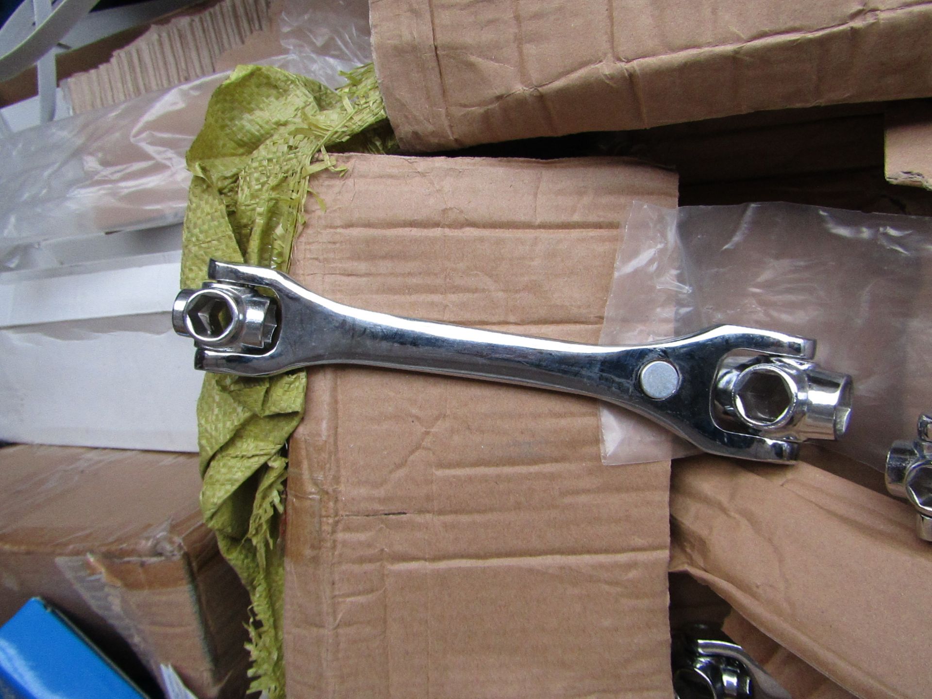 2x Multi socket spanners, each spanner has 8 different socket sizes on, new