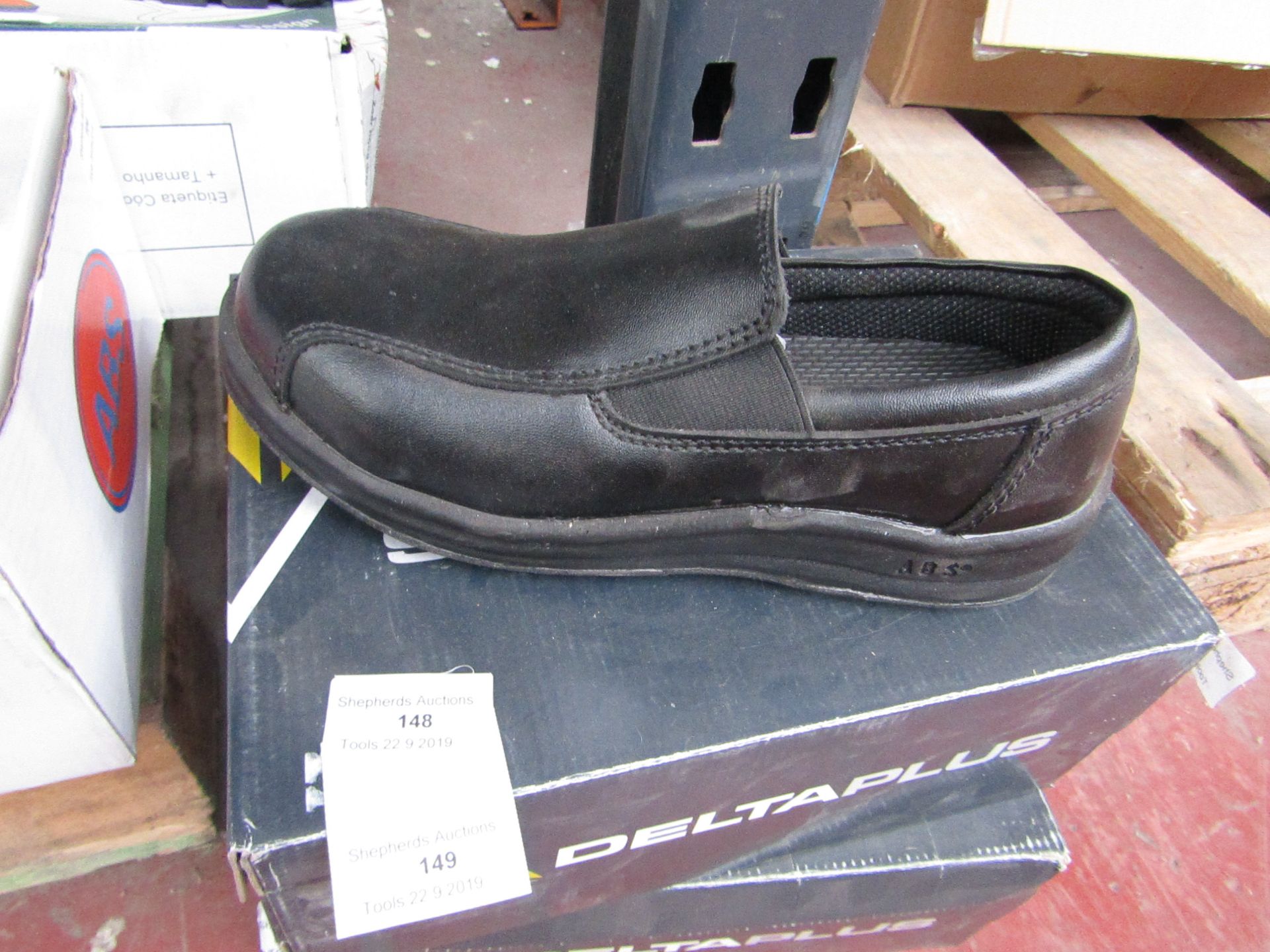 Delta Plus Safety Shoe. Size 3. New and Boxed.