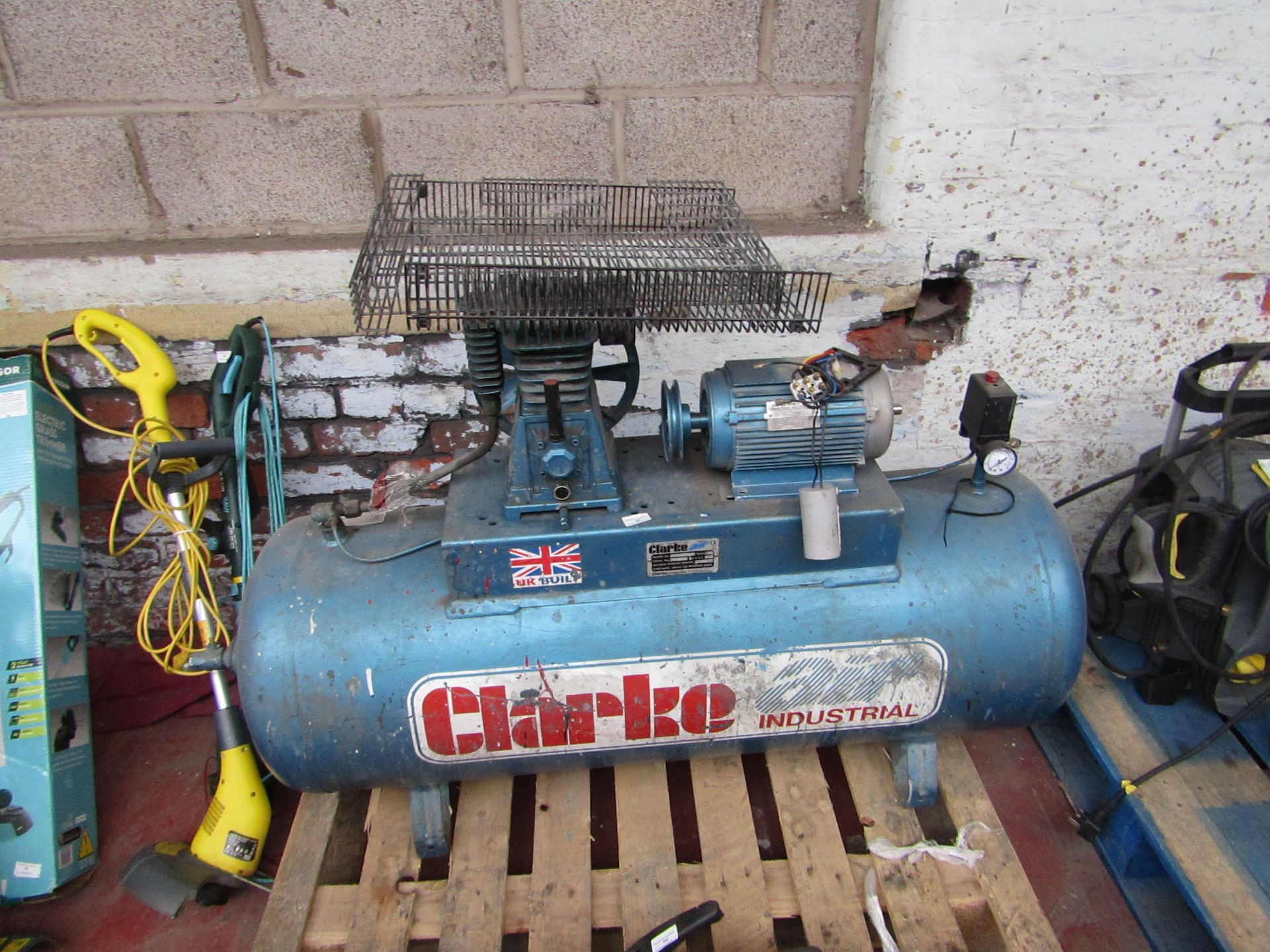 CLARKE COMP XE18/200 230 £579.00 6312 This lot is a Machine Mart product which is raw and completely