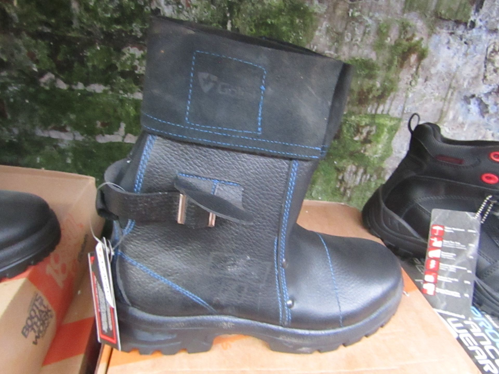 Goliath Safety Boots. Size 8. new and Boxed