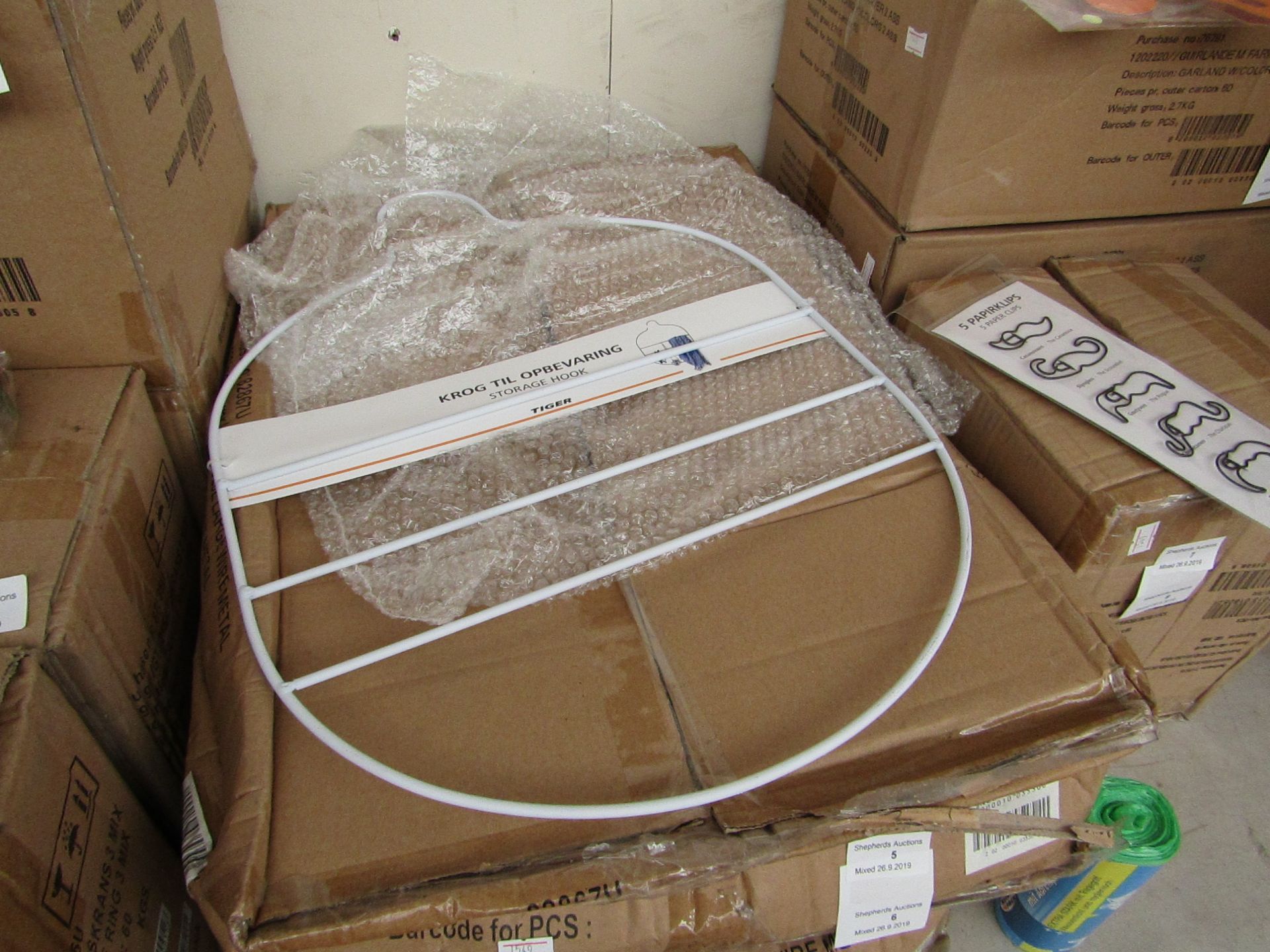 18x Metal wire large hanger, new and boxed.