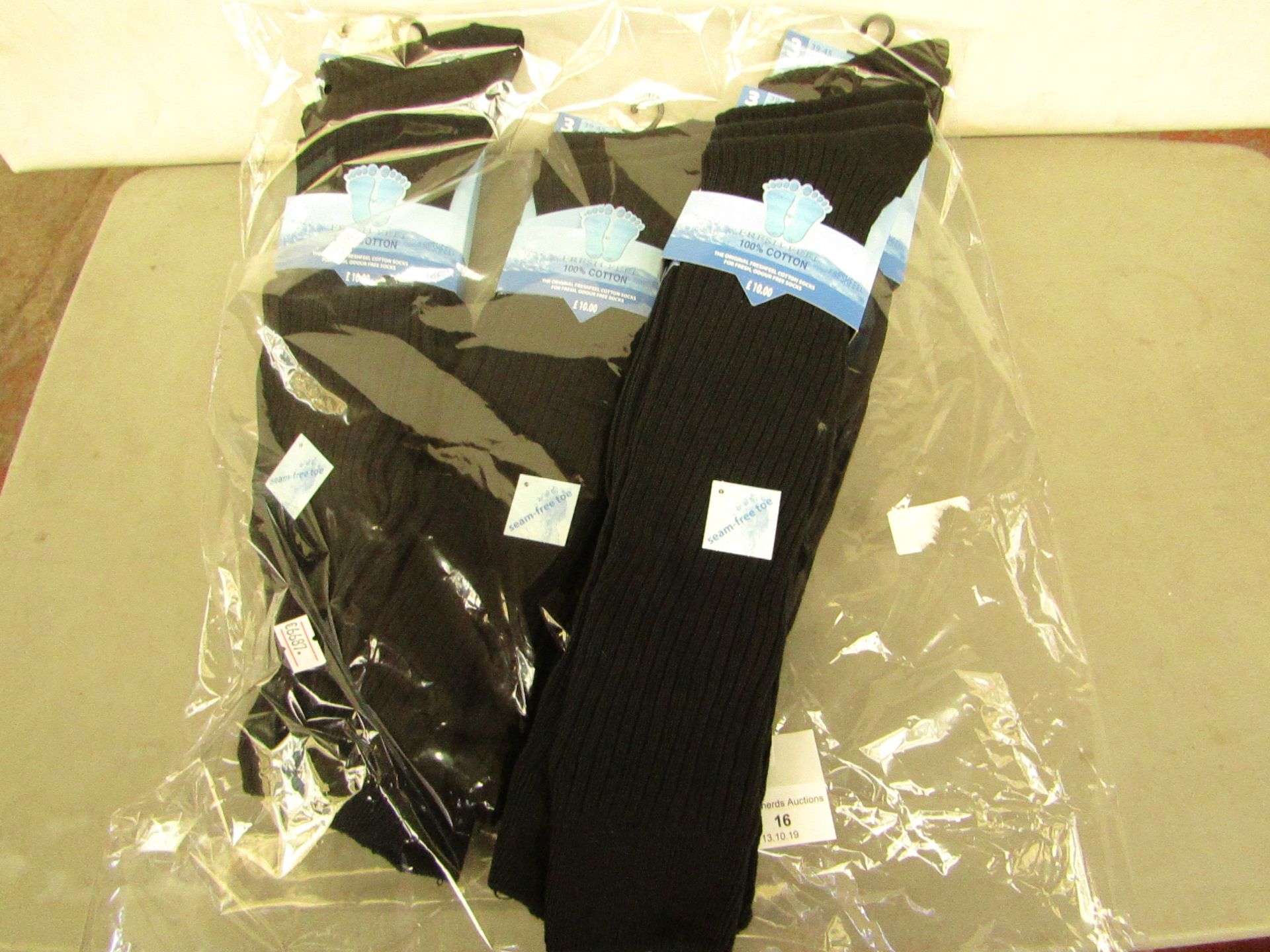 12 x pairs of Fresh Feel 100% cotton Seam Free Socks size 6-11 new & packaged