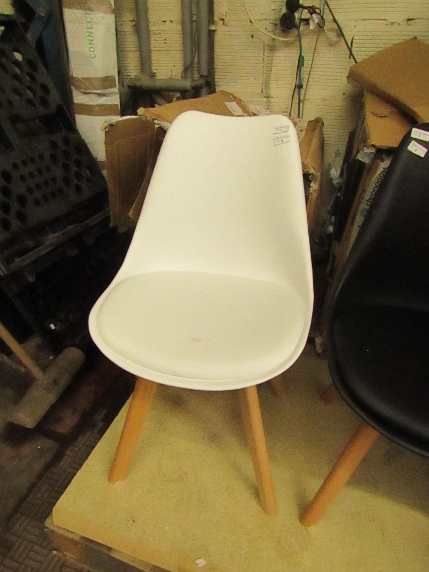 4 x White Plastic Dining Chairs with Cushioned Seat & Wooden Legs.New