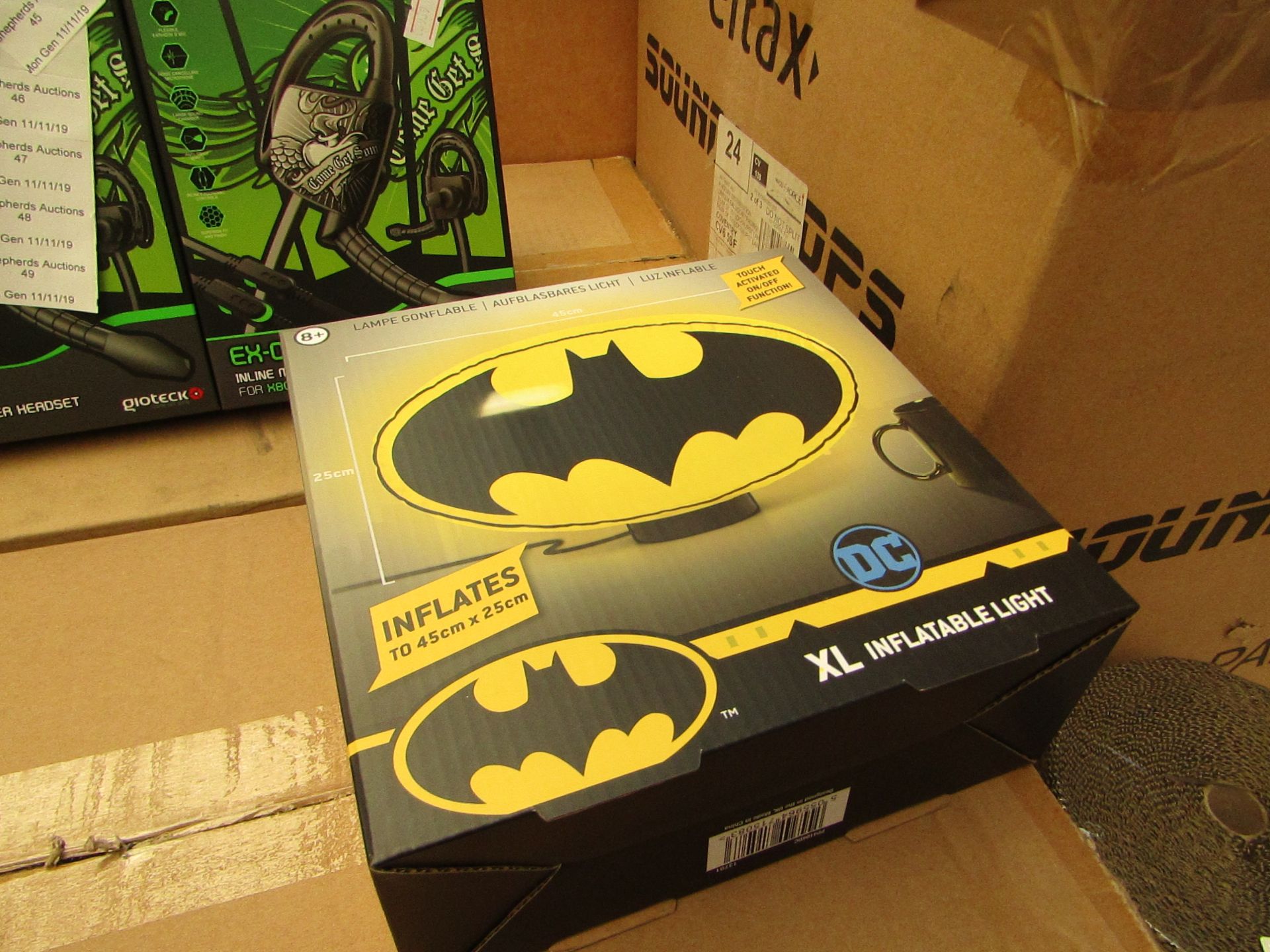 XL Inflatable Batman Light. Inflates to 45cm x 25cm. Boxed