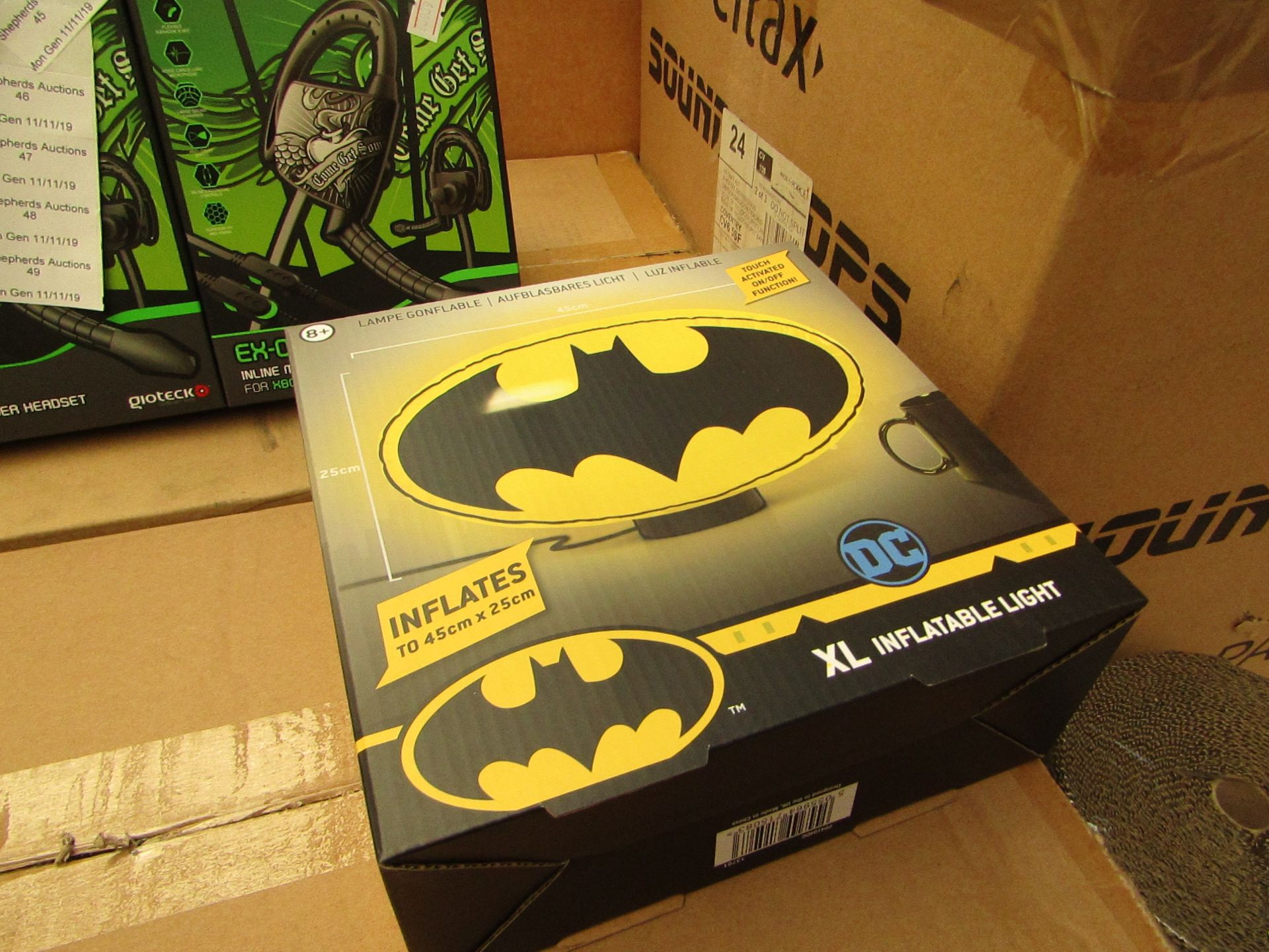 XL Inflatable Batman Light. Inflates to 45cm x 25cm. Boxed