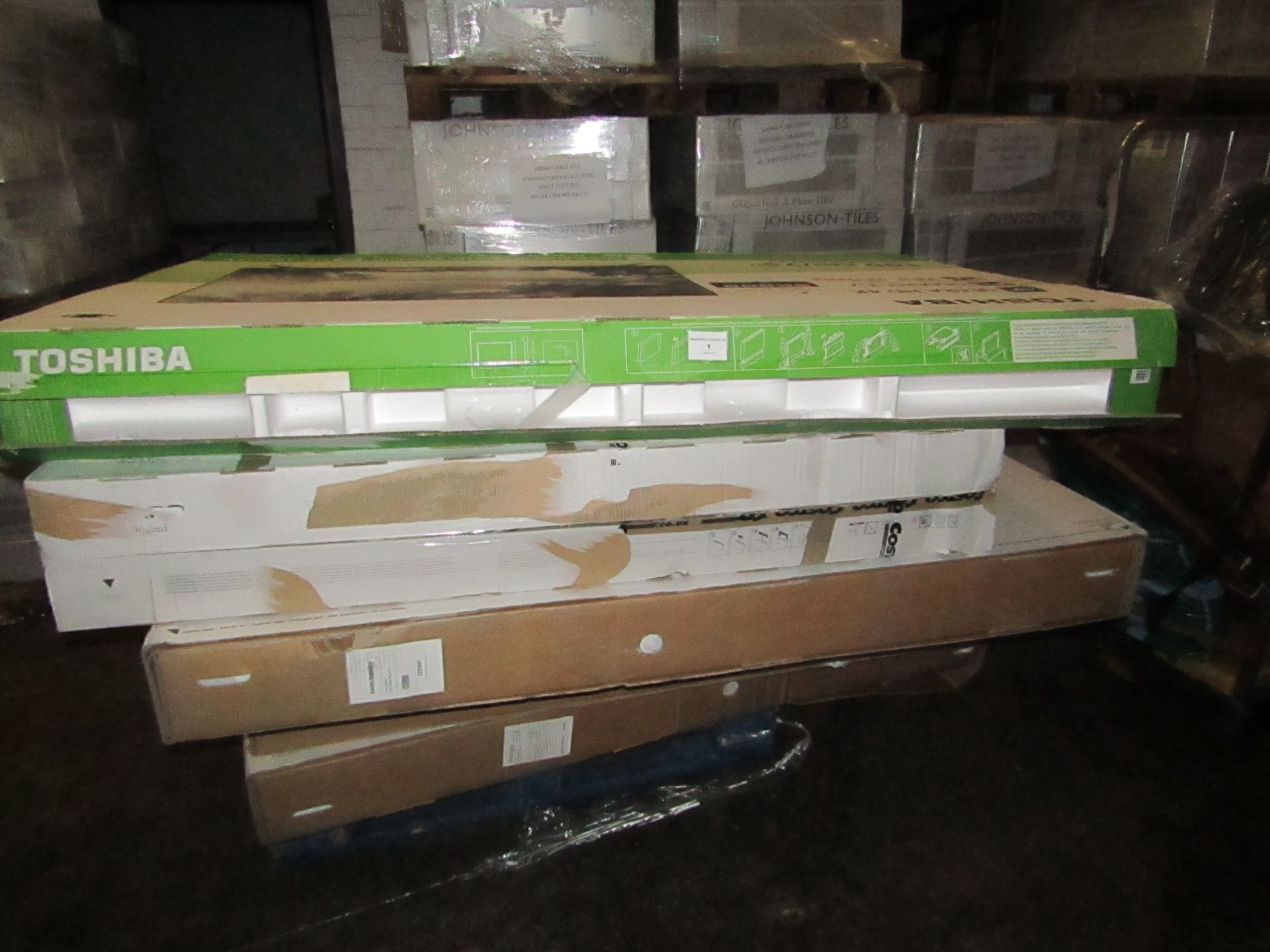 Pallet of 5x Smashed screen TV's which includes Panasonic and Toshiba and screeen sizes 65 and 75".
